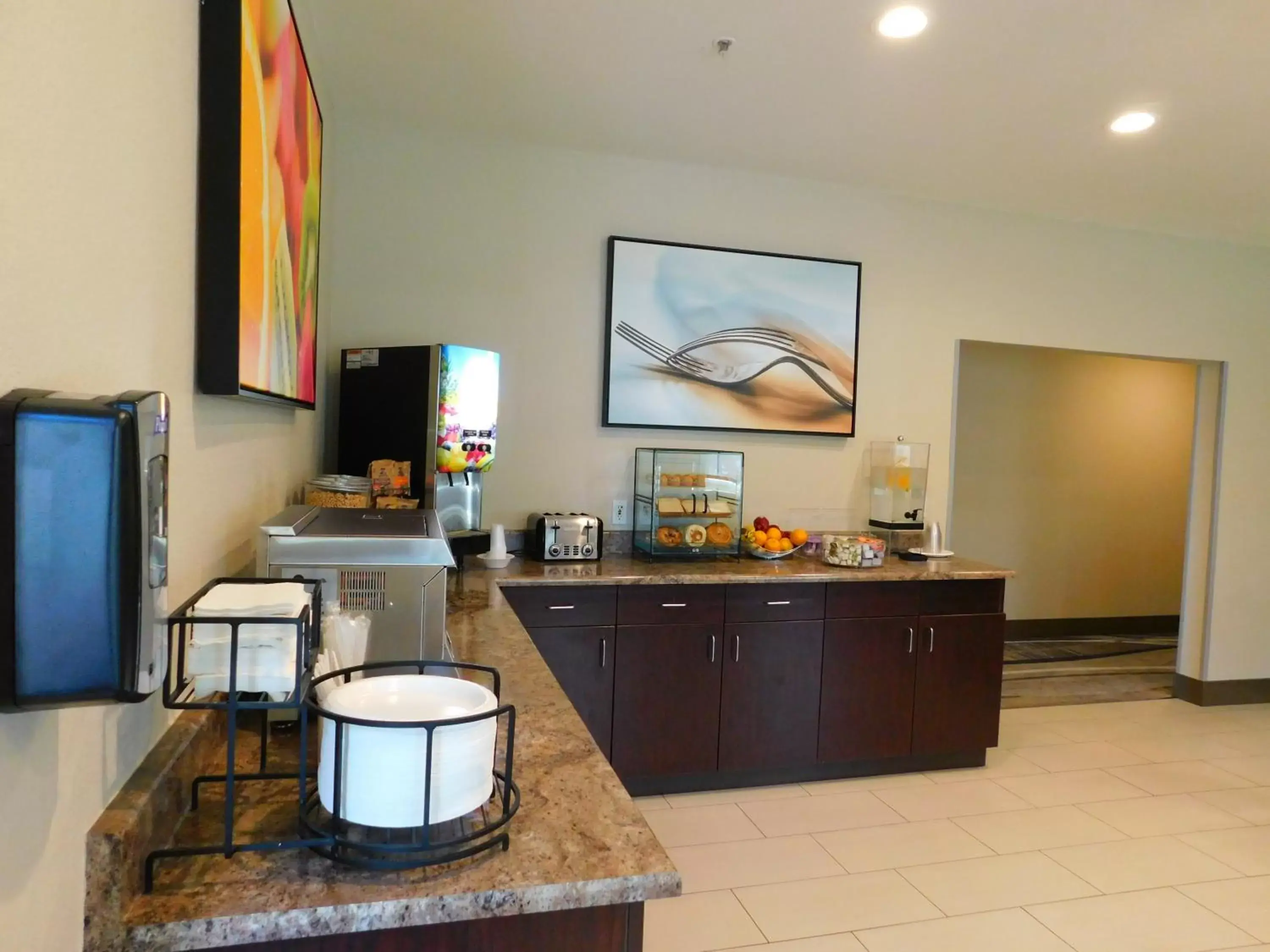 Communal lounge/ TV room, Kitchen/Kitchenette in Island Suites