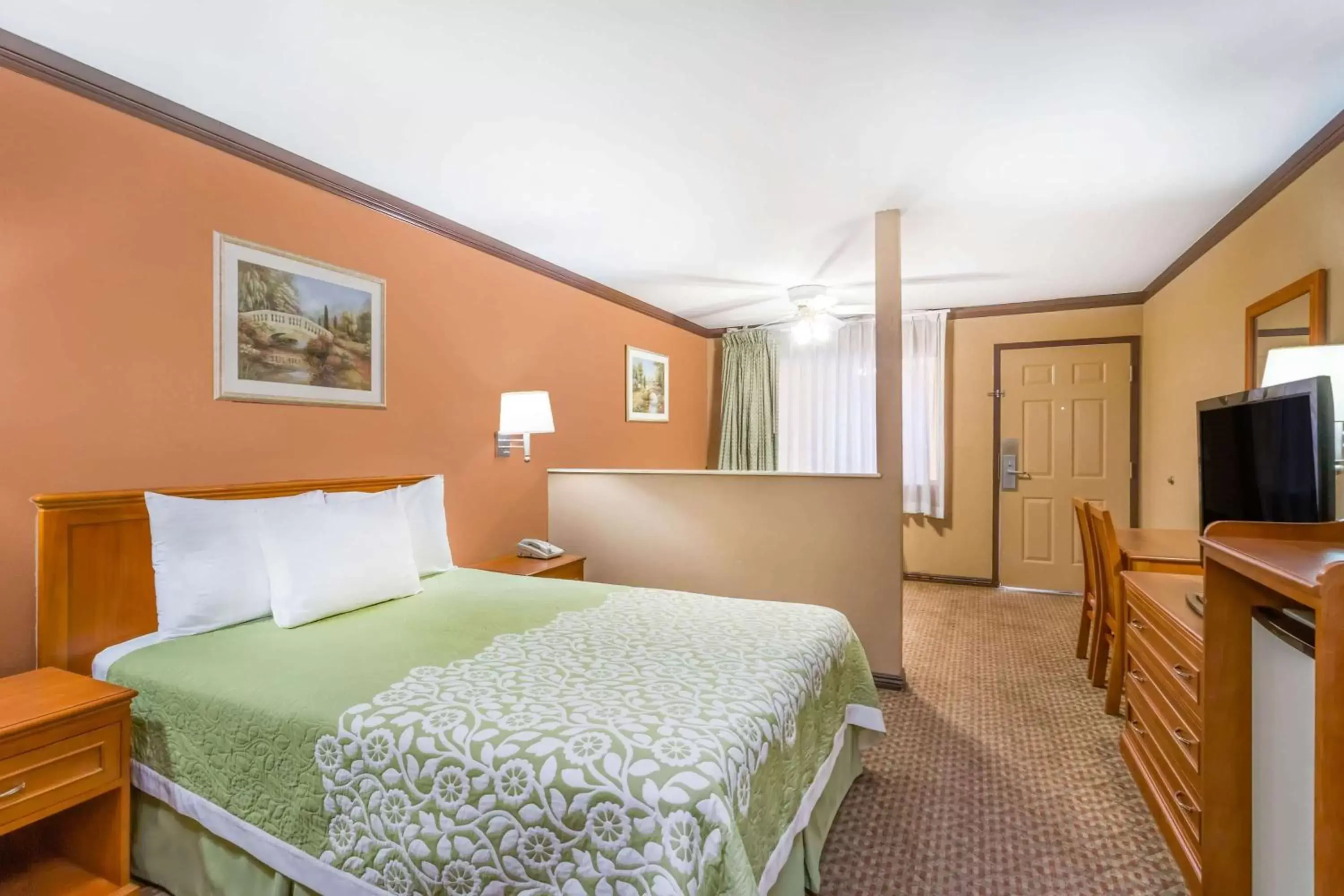 Photo of the whole room, Bed in Days Inn by Wyndham Bishop