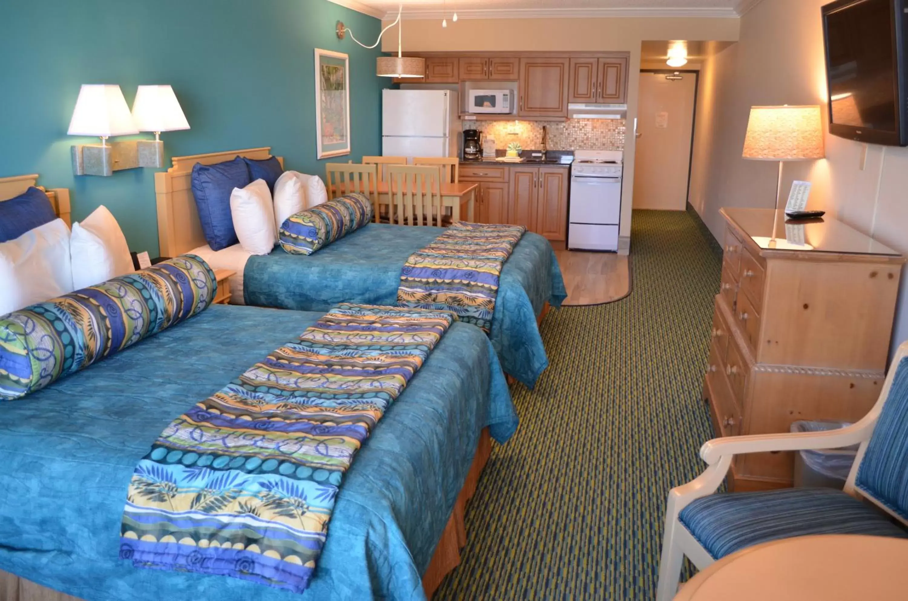 Kitchen or kitchenette, Seating Area in Sun Viking Lodge - Daytona Beach