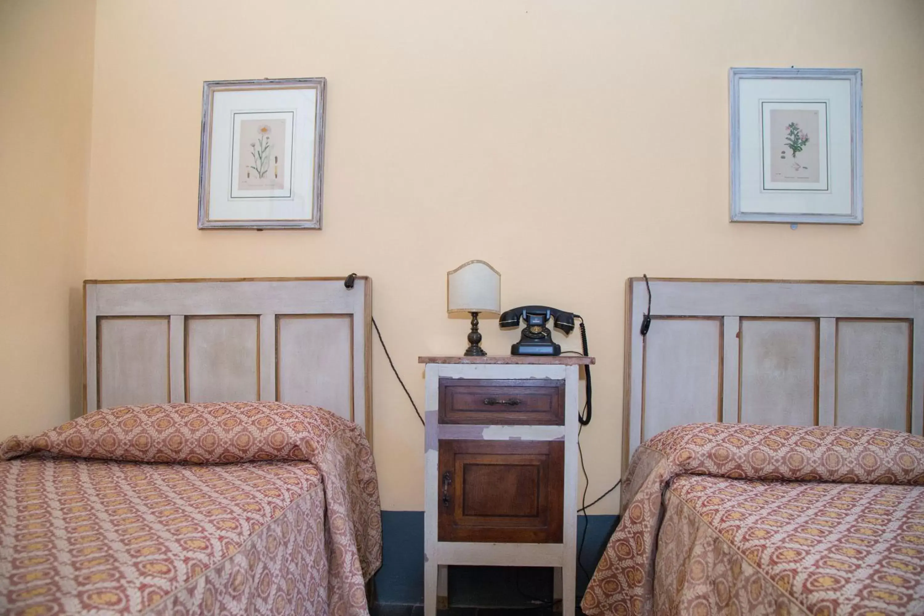 Living room, Bed in Royal Victoria Hotel