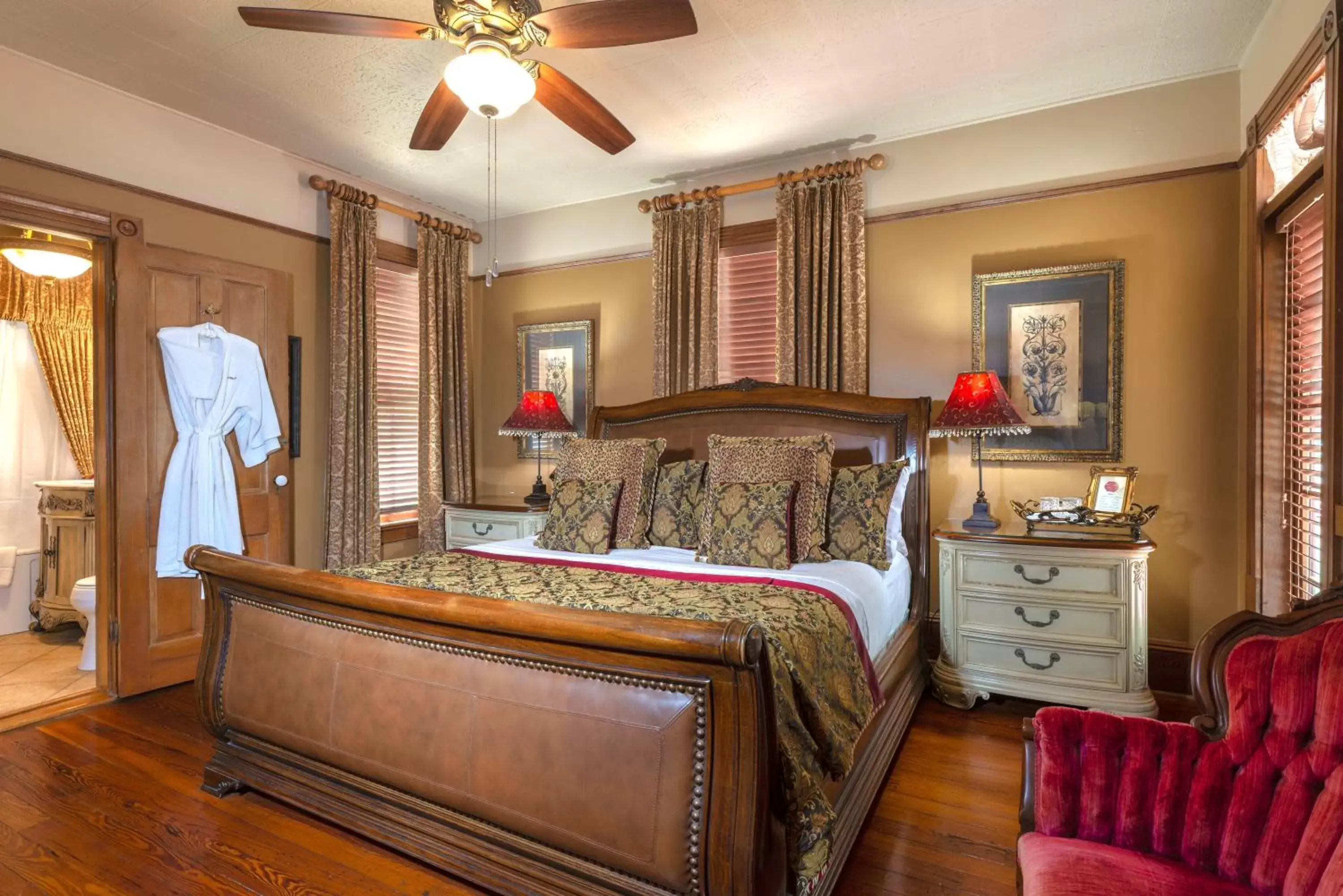 Deluxe King Room in Cedar House Inn Deluxe King Room in Cedar House Inn