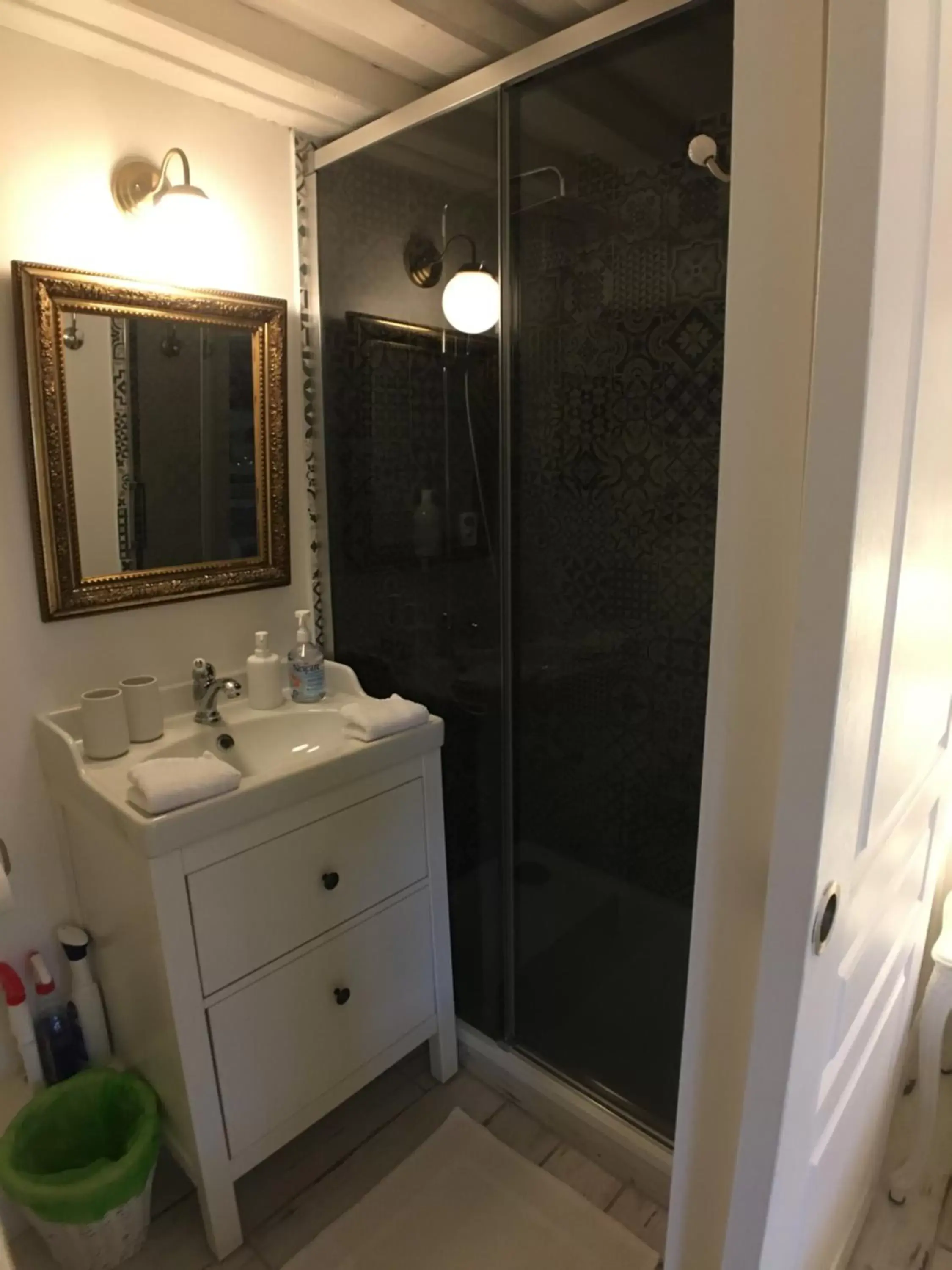 Shower, Bathroom in La Romance et la Romanesque