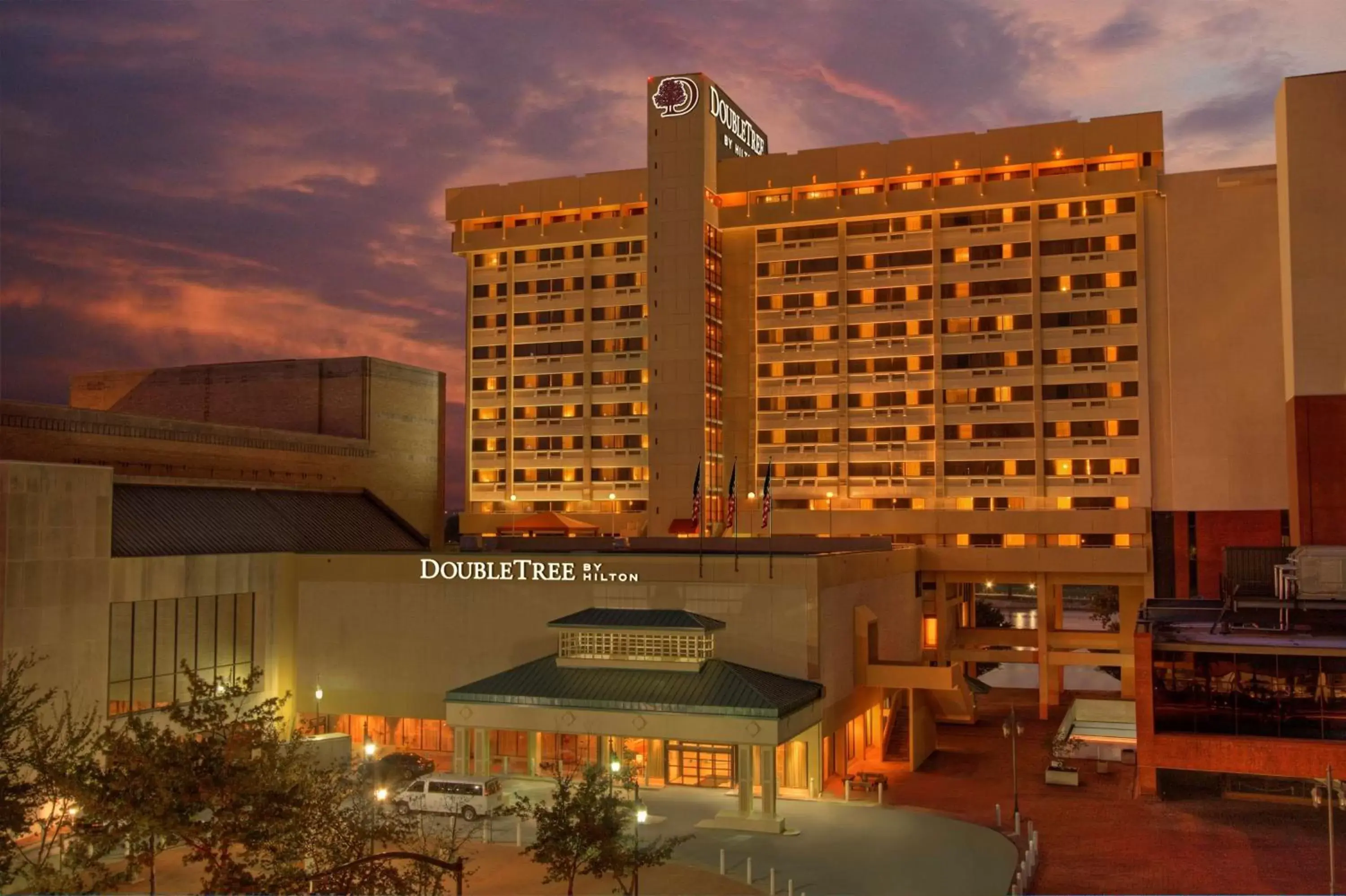 Property building in DoubleTree by Hilton Little Rock Property building in DoubleTree by Hilton Little Rock