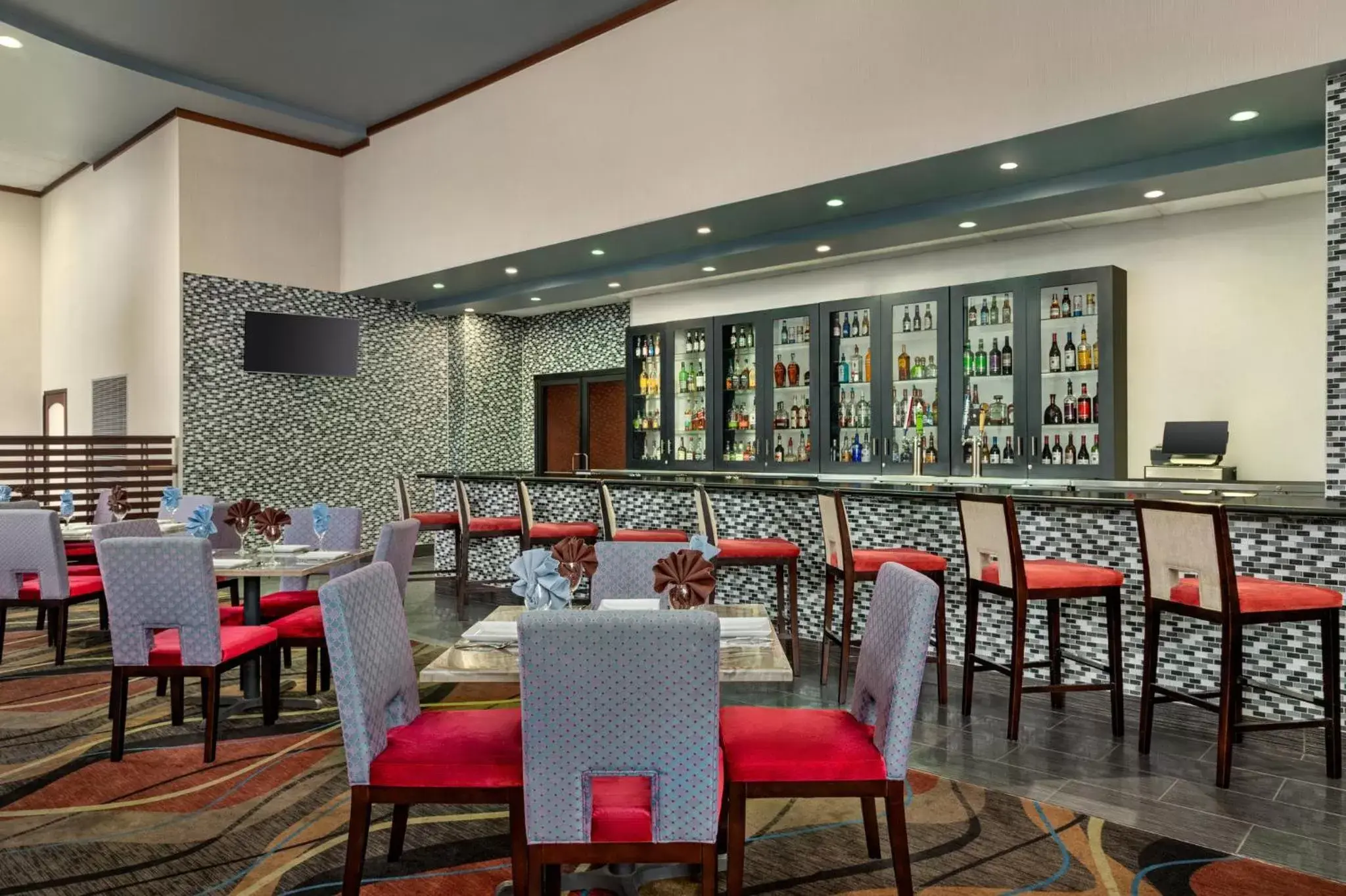 Lounge or bar, Restaurant/Places to Eat in Holiday Inn Louisville East - Hurstbourne, an IHG Hotel