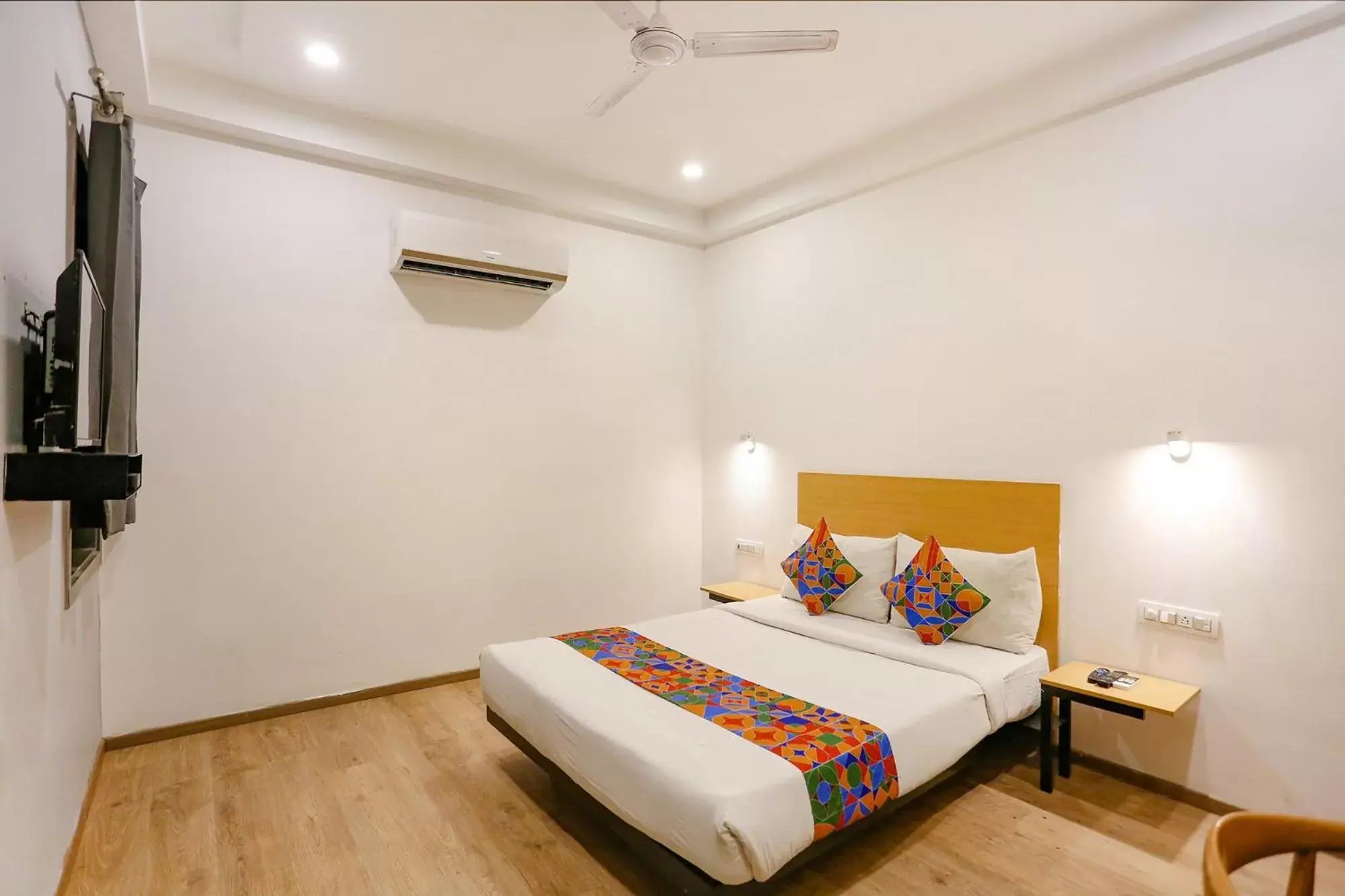 Communal lounge/ TV room, Bed in FabHotel Roseman Communal lounge/ TV room, Bed in FabHotel Roseman