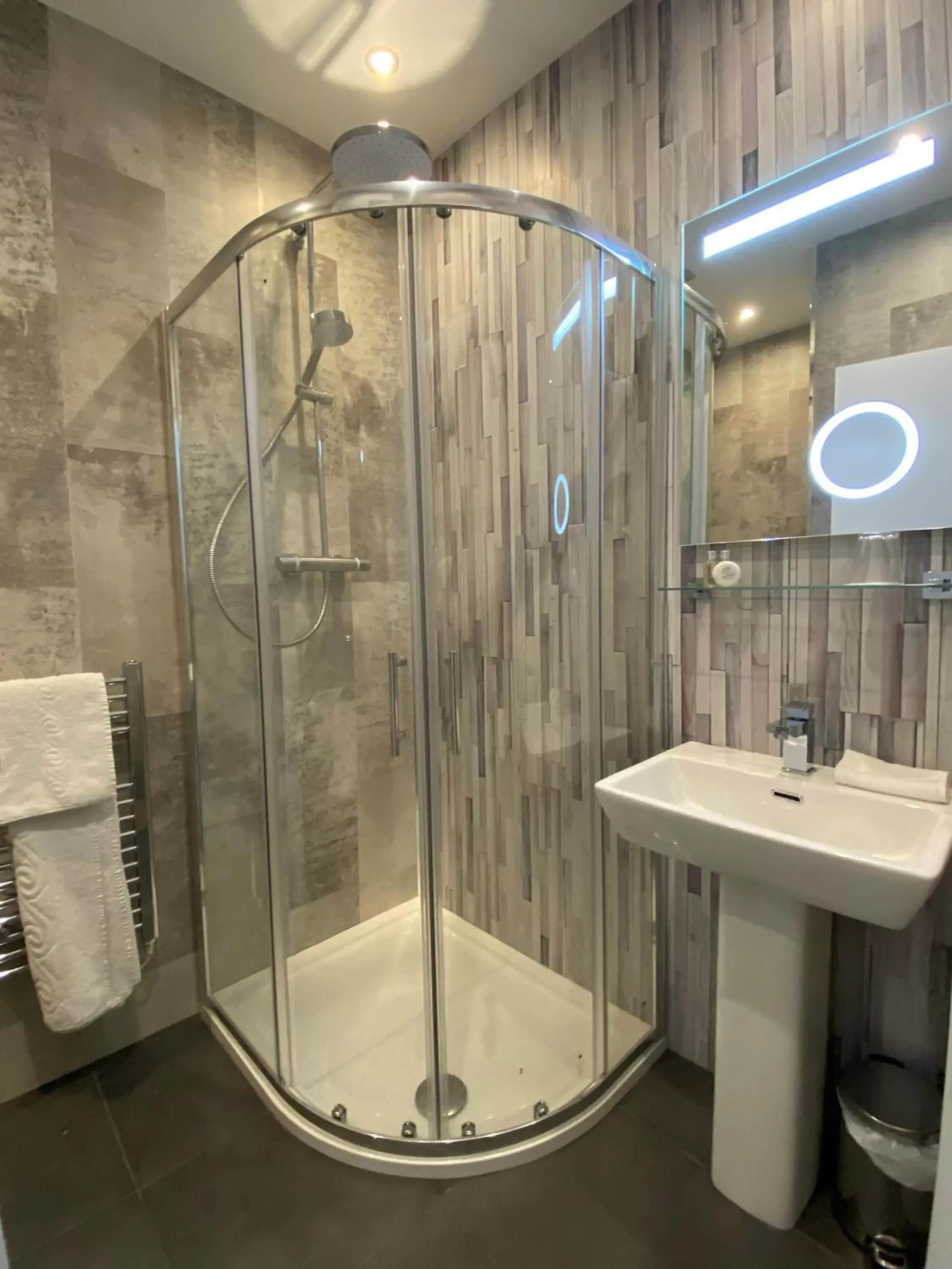 Shower, Bathroom in Hotel Miramar