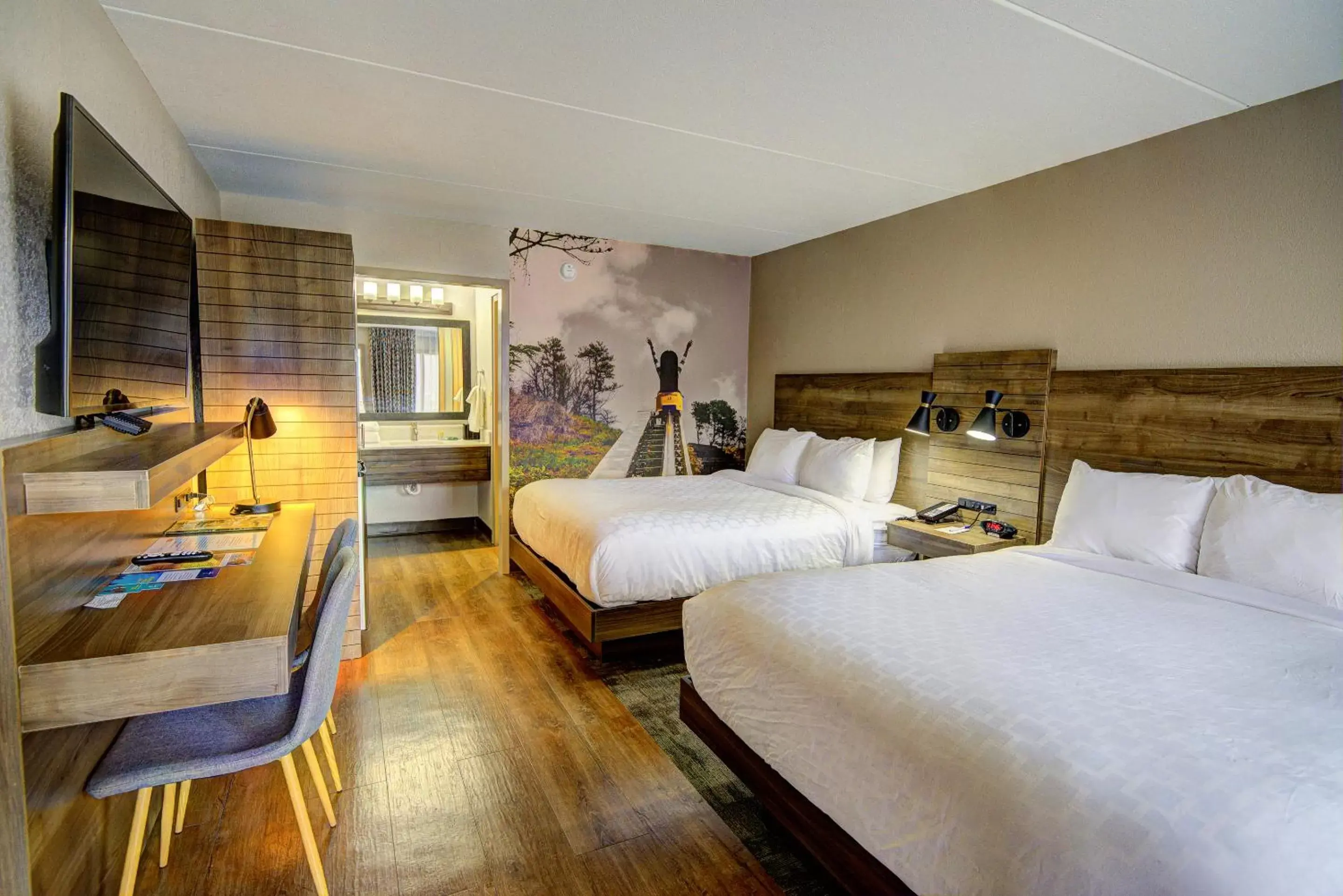 Photo of the whole room, Bed in Clarion Pointe Downtown Gatlinburg Photo of the whole room, Bed in Clarion Pointe Downtown Gatlinburg