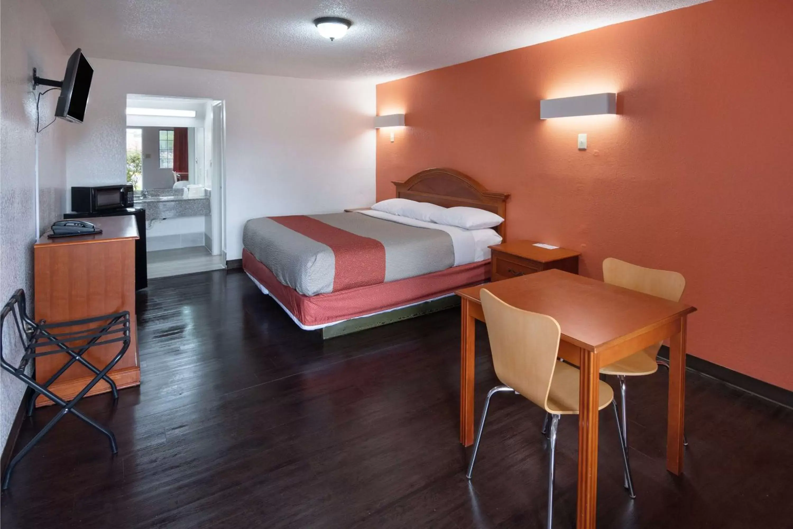 TV and multimedia, Bed in Motel 6-Montgomery, AL - Coliseum TV and multimedia, Bed in Motel 6-Montgomery, AL - Coliseum