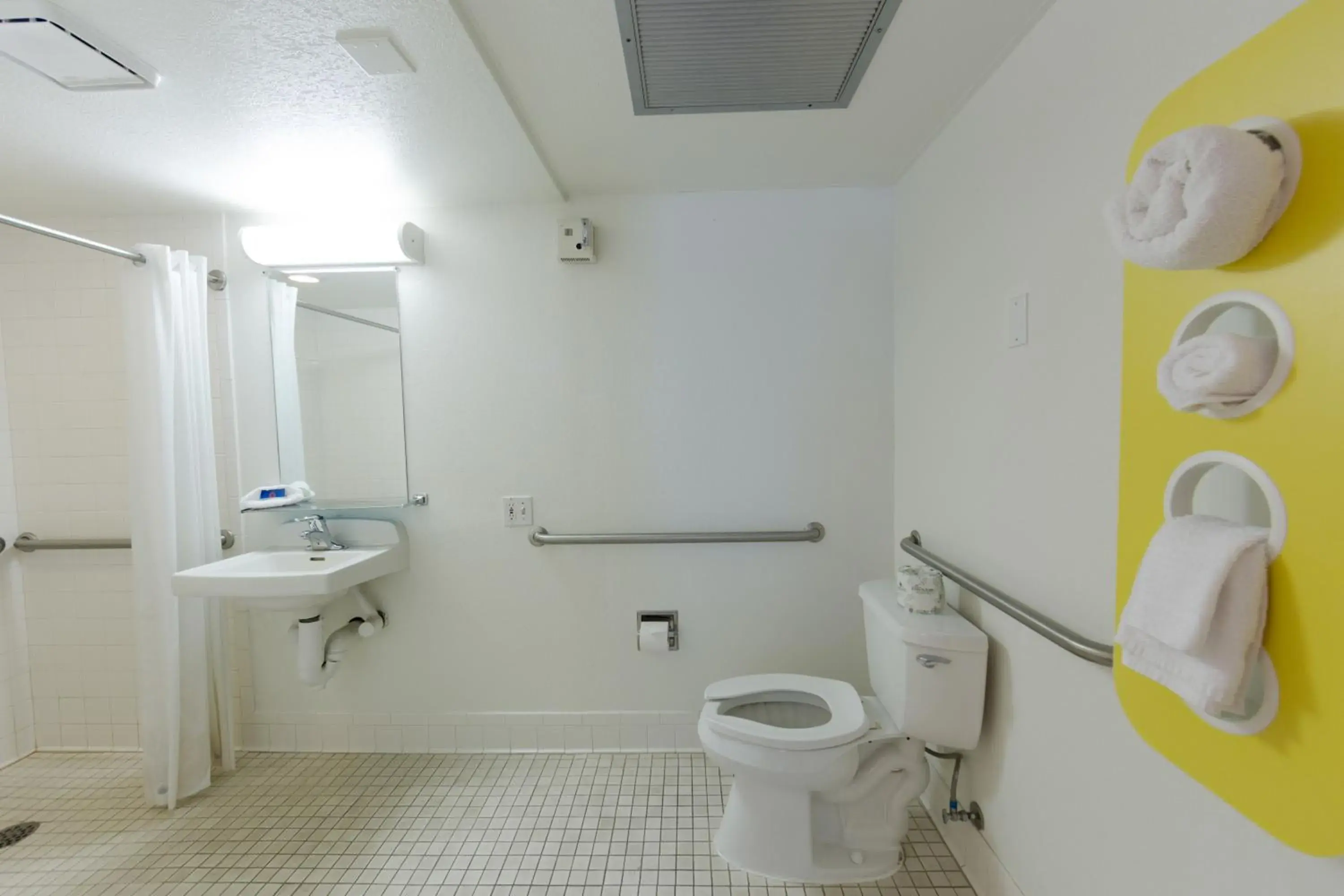 Bathroom in Motel 6 Weed, CA - Mount Shasta