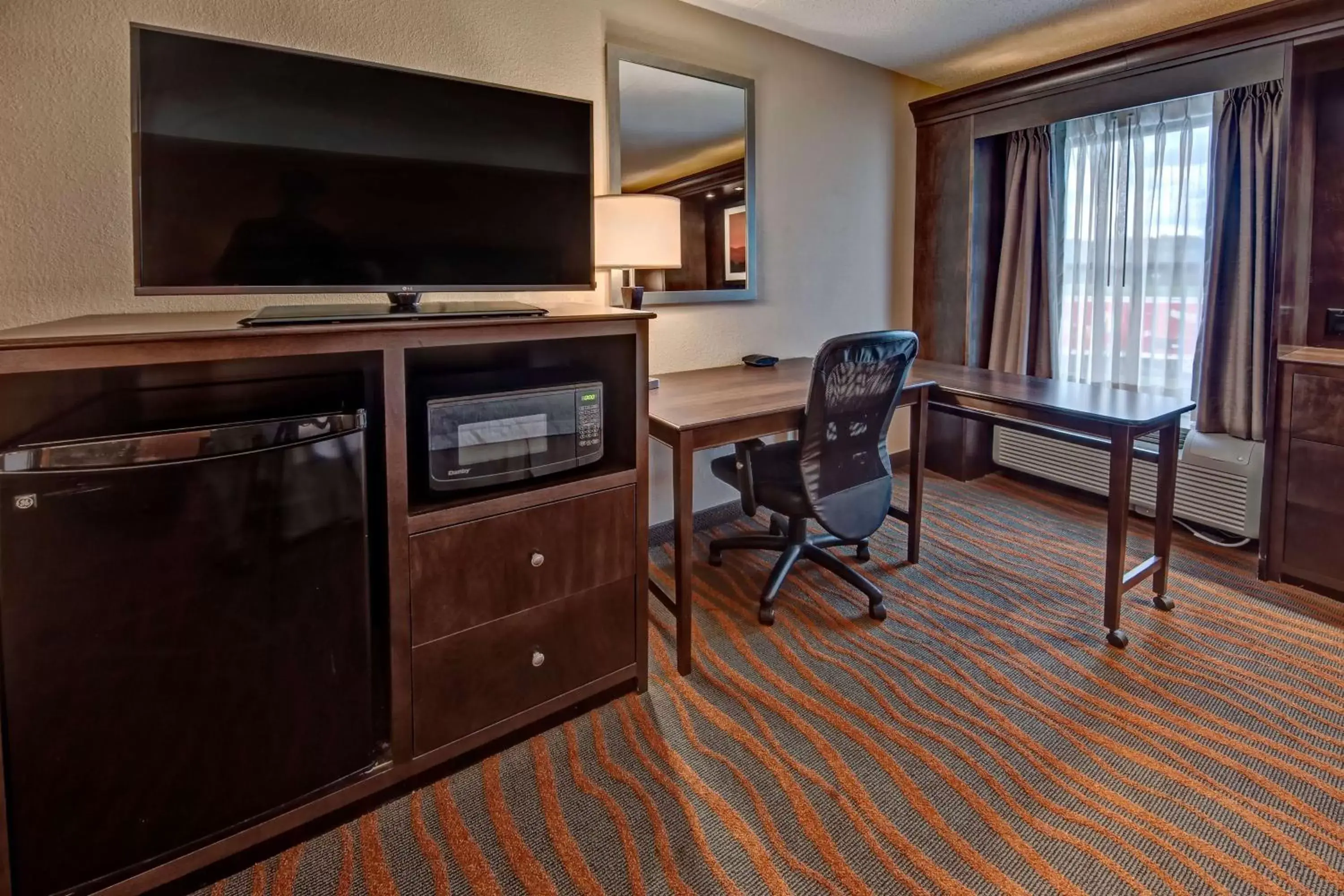 Bed, TV/Entertainment Center in Hampton Inn Clarksville