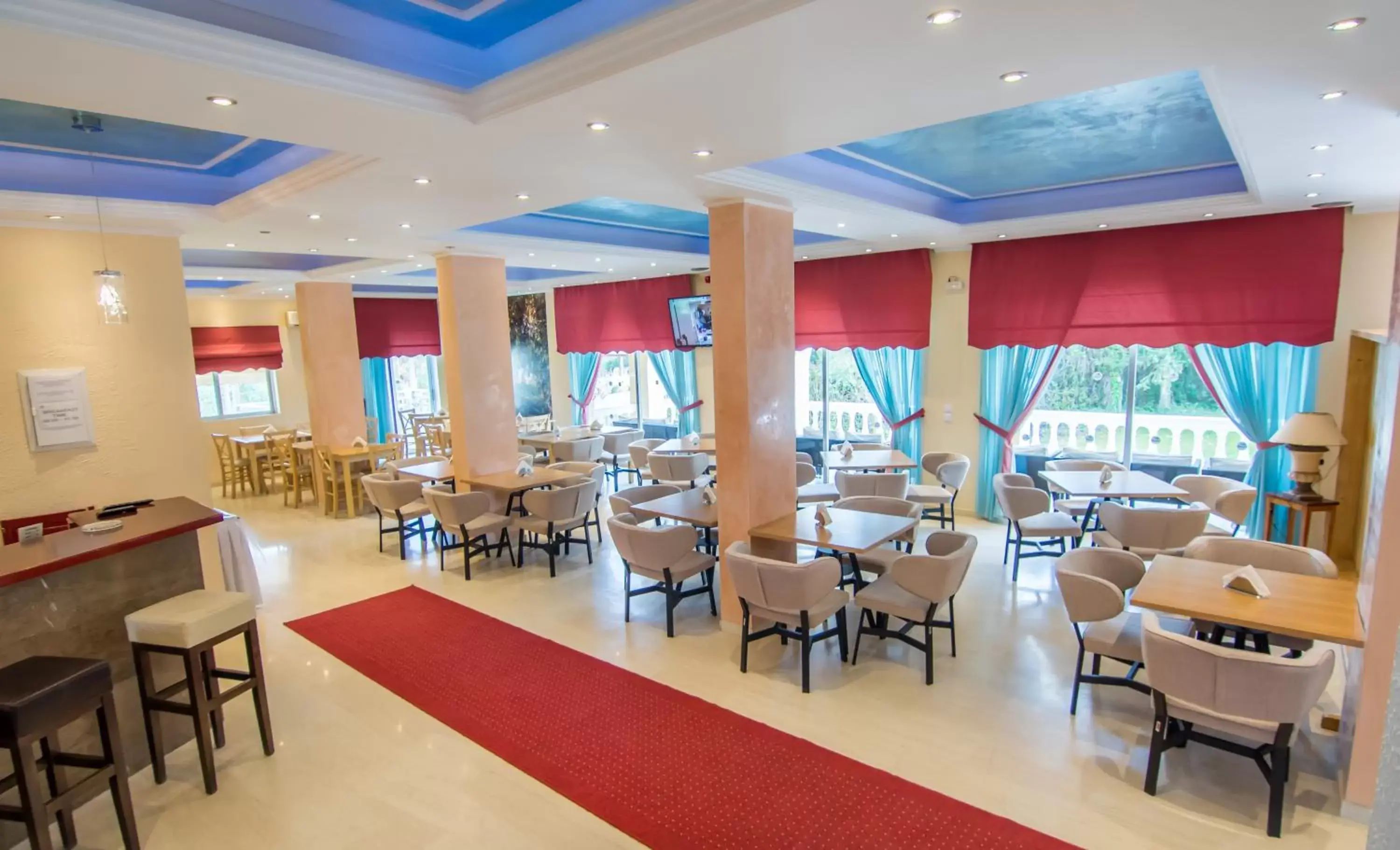 Restaurant/Places to Eat in Primavera Hotel