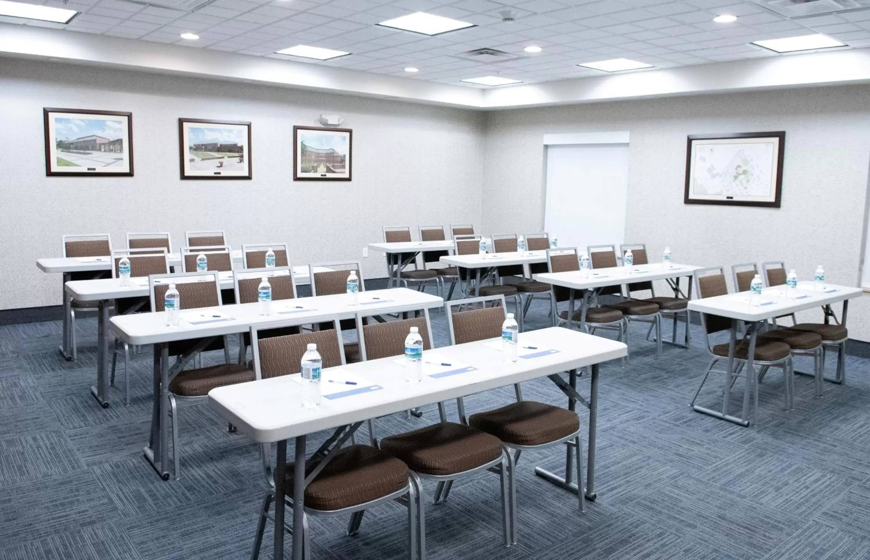 Meeting/conference room in Holiday Inn Express & Suites Ironton, an IHG Hotel