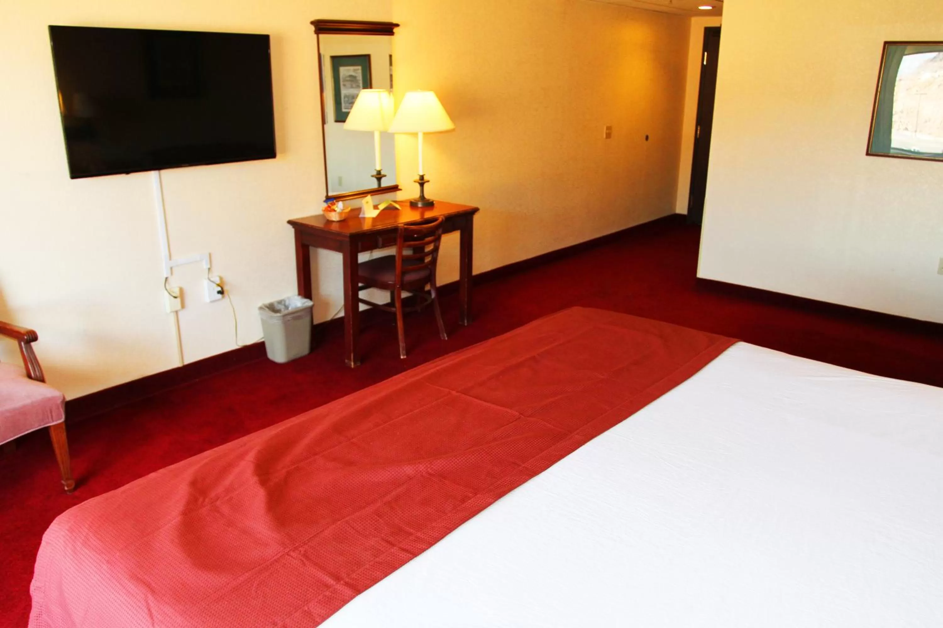 Photo of the whole room, Bed in Hoover Dam Lodge