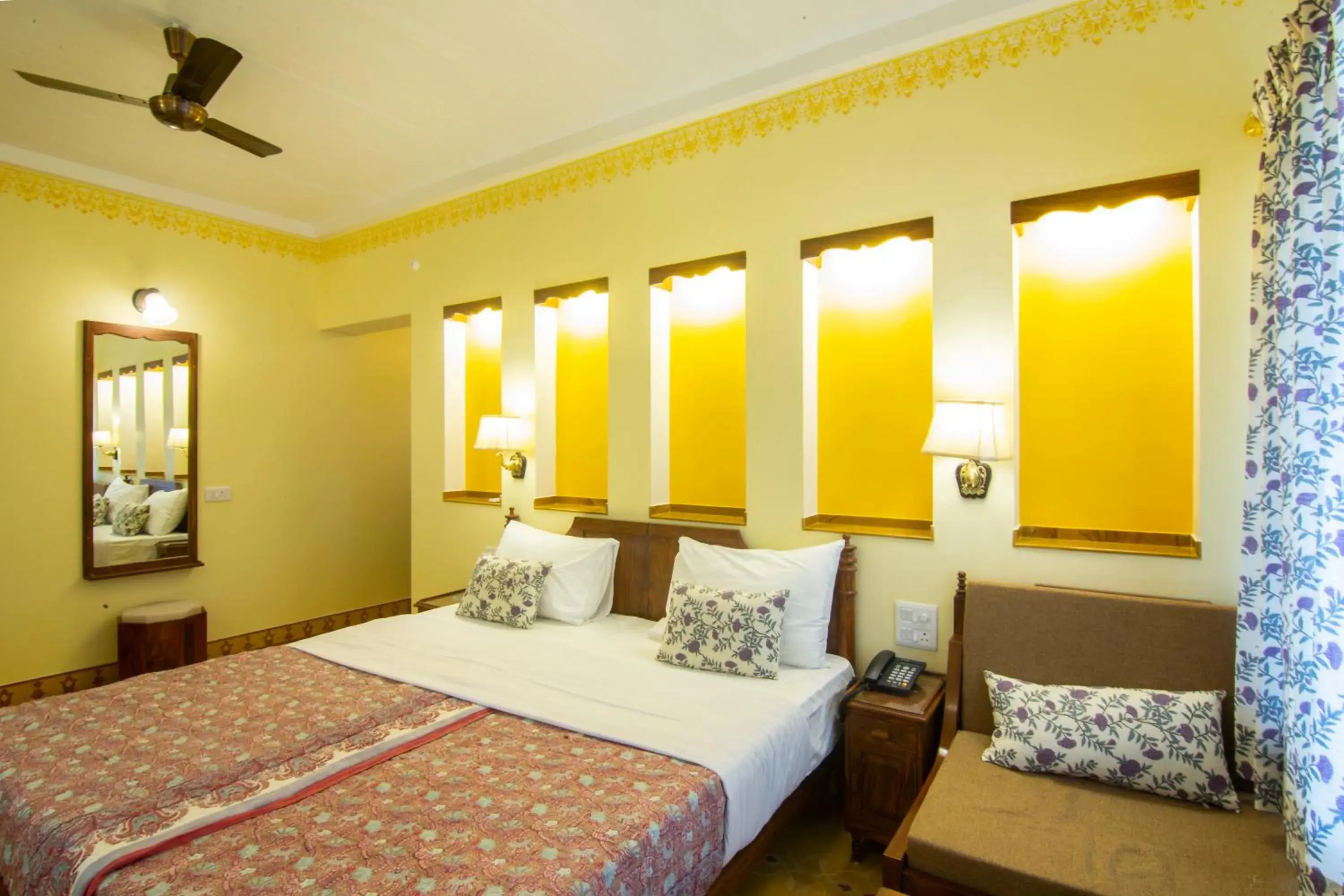 Bed in Jai Niwas Garden Hotel