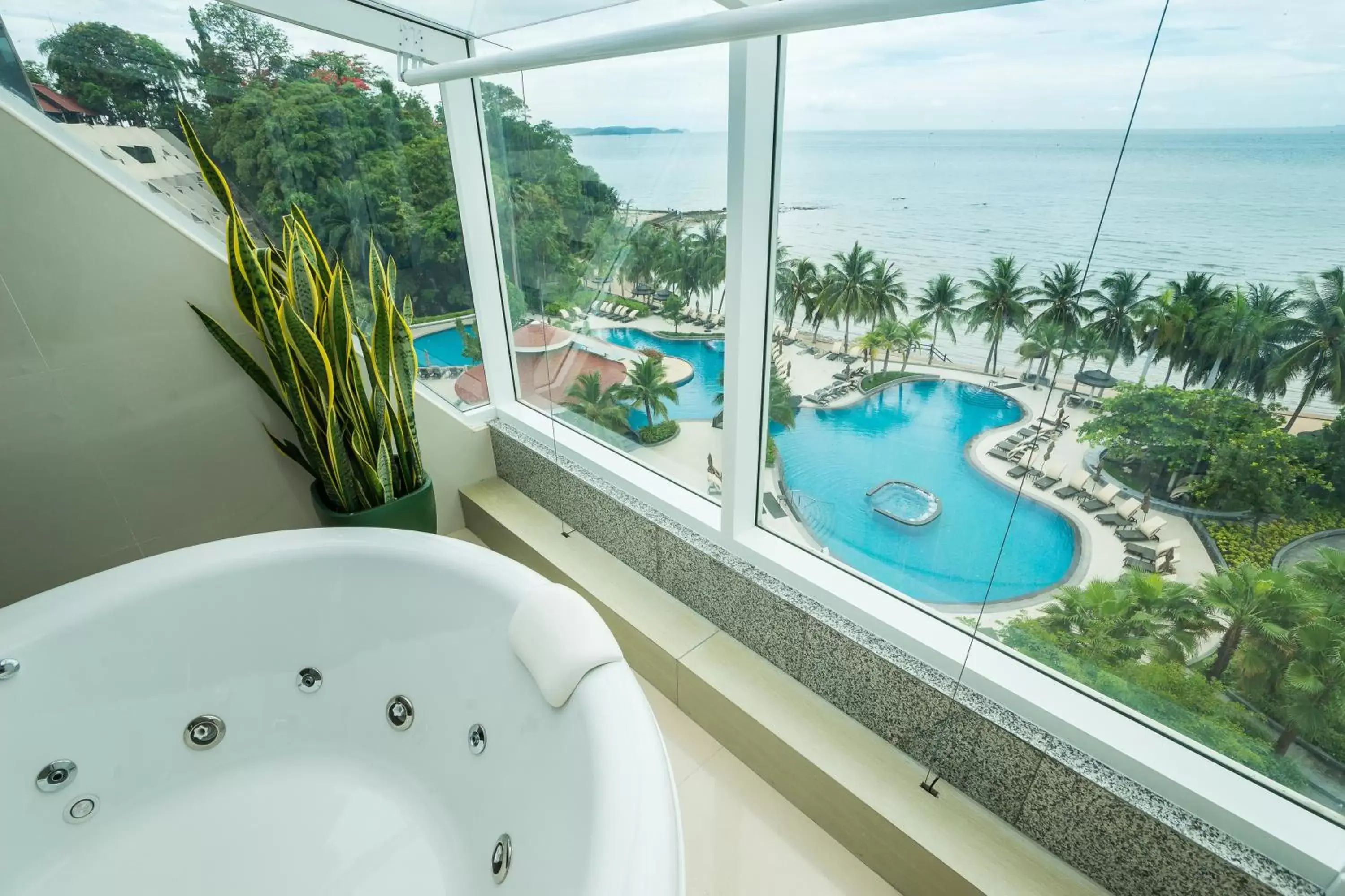 Hot Tub in Royal Wing Suites & Spa Pattaya