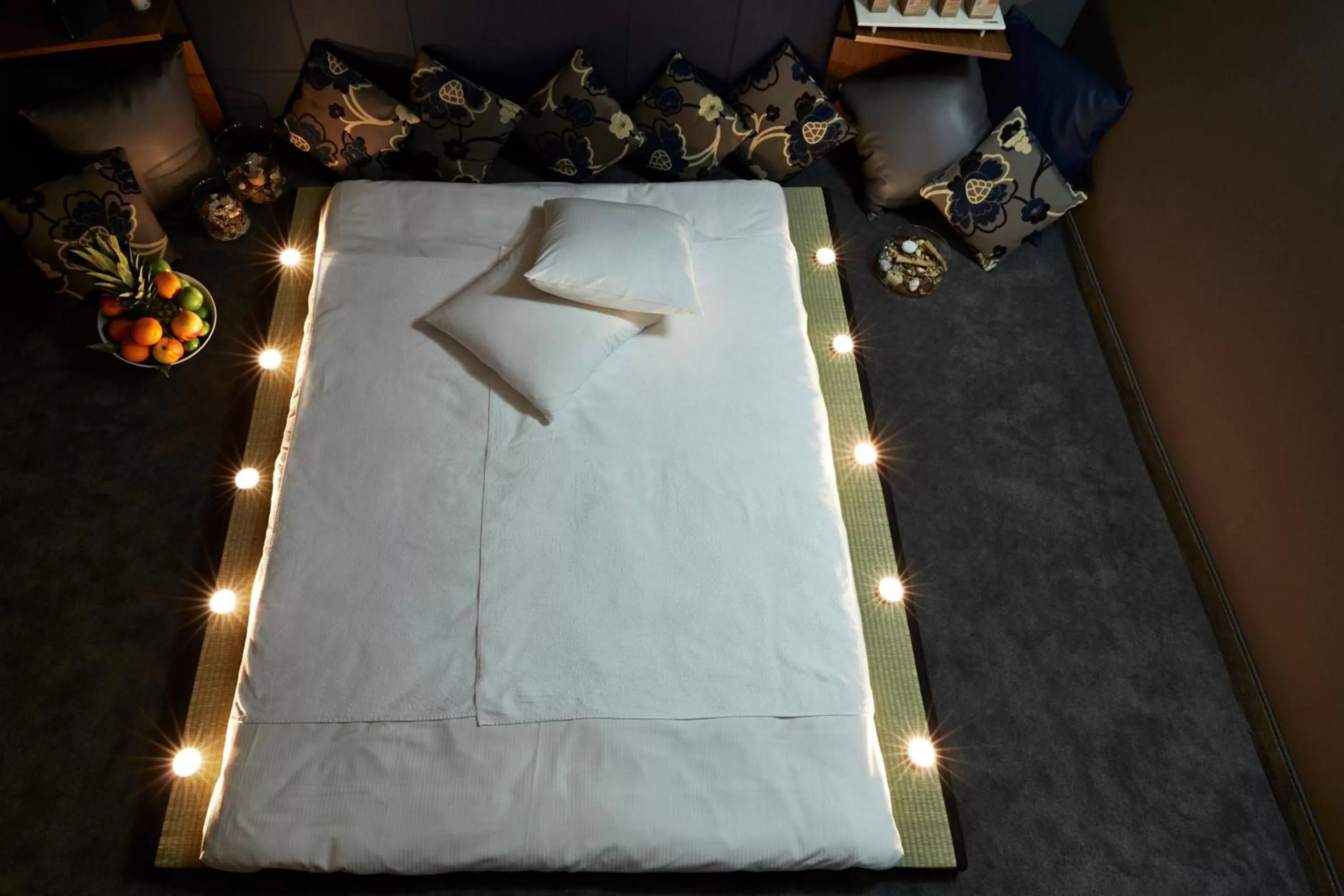 Massage, Bed in Hotel The Building