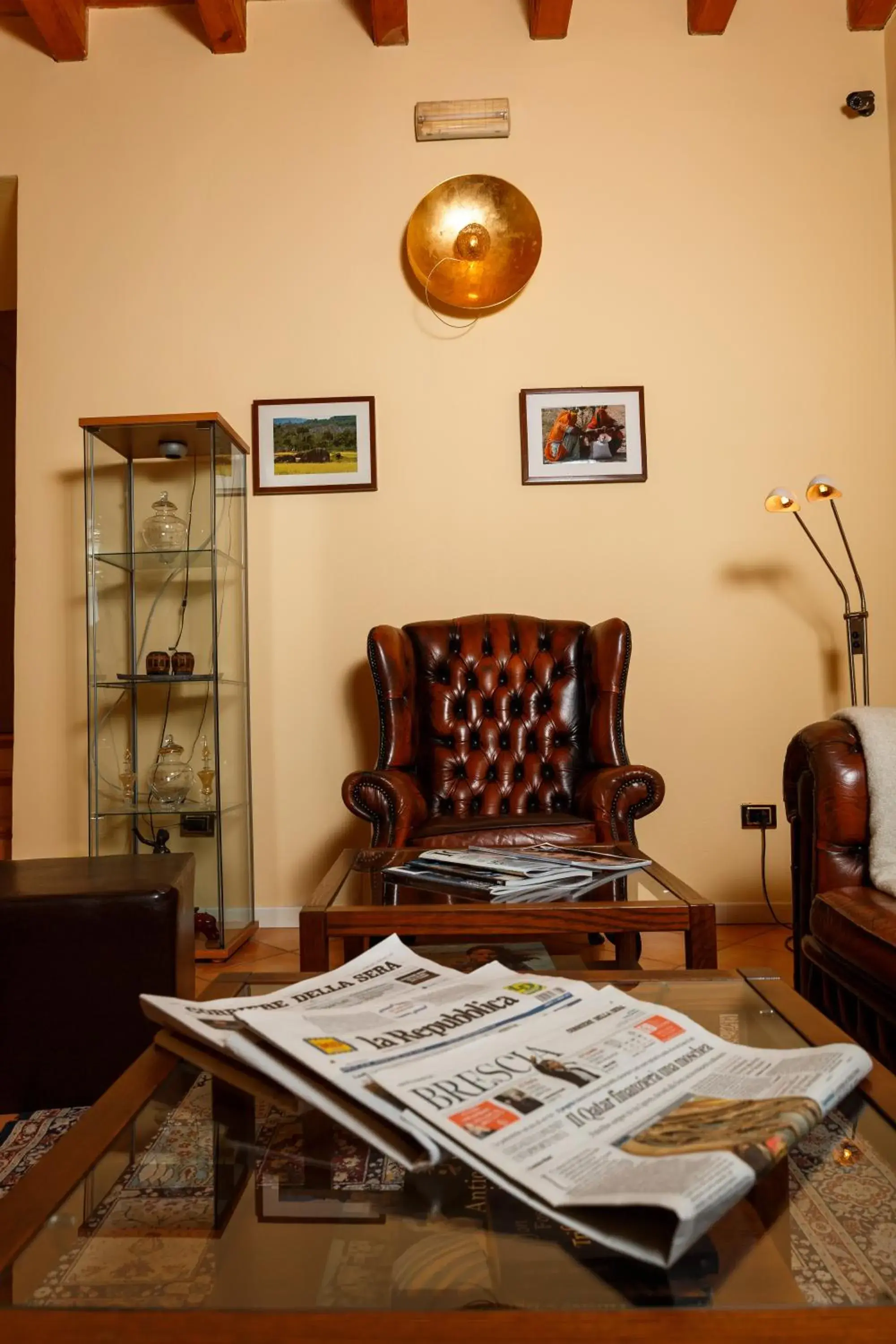 Communal lounge/ TV room, Seating Area in Albergo Orologio