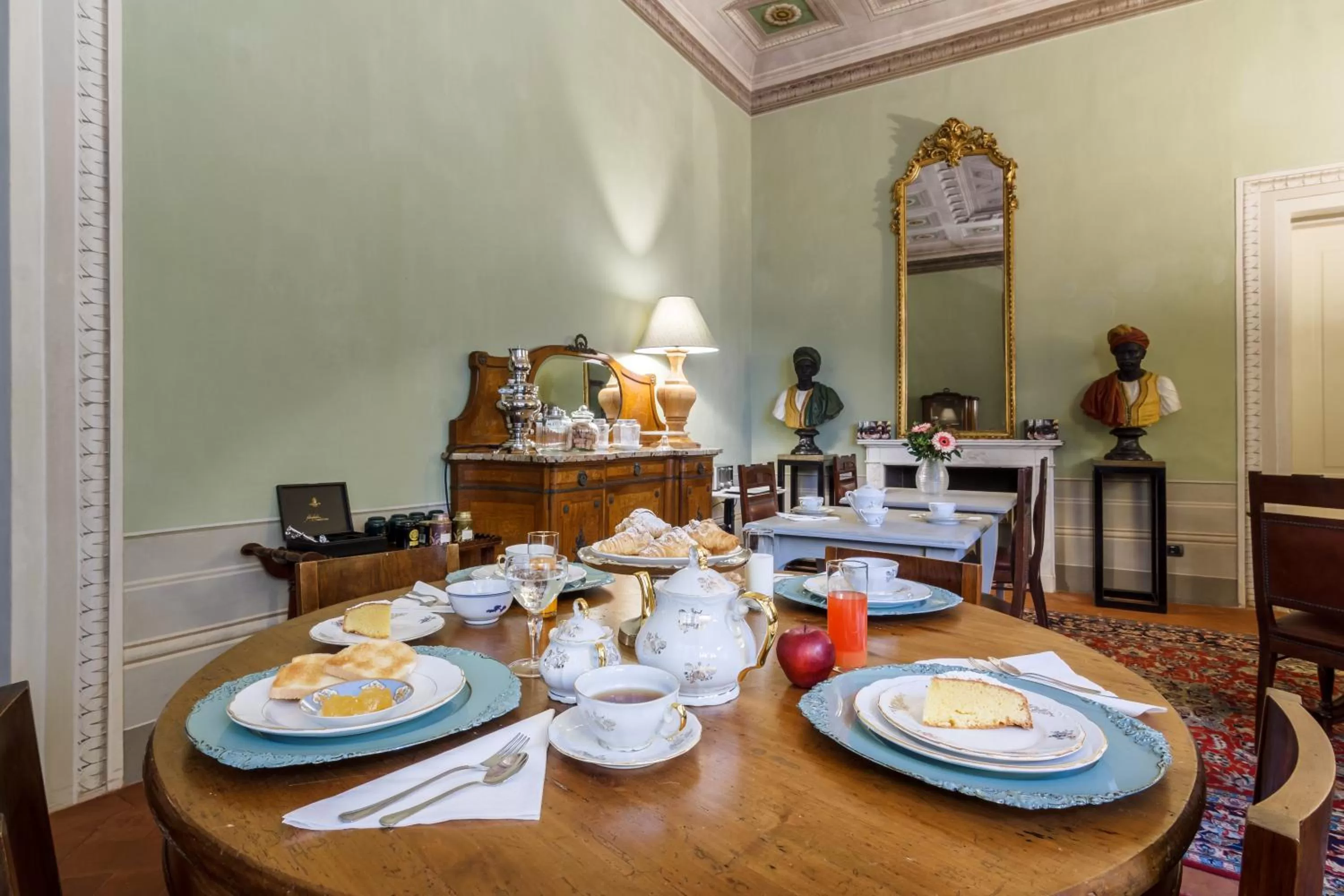 Italian breakfast in Dimora Storica Palazzo Puccini