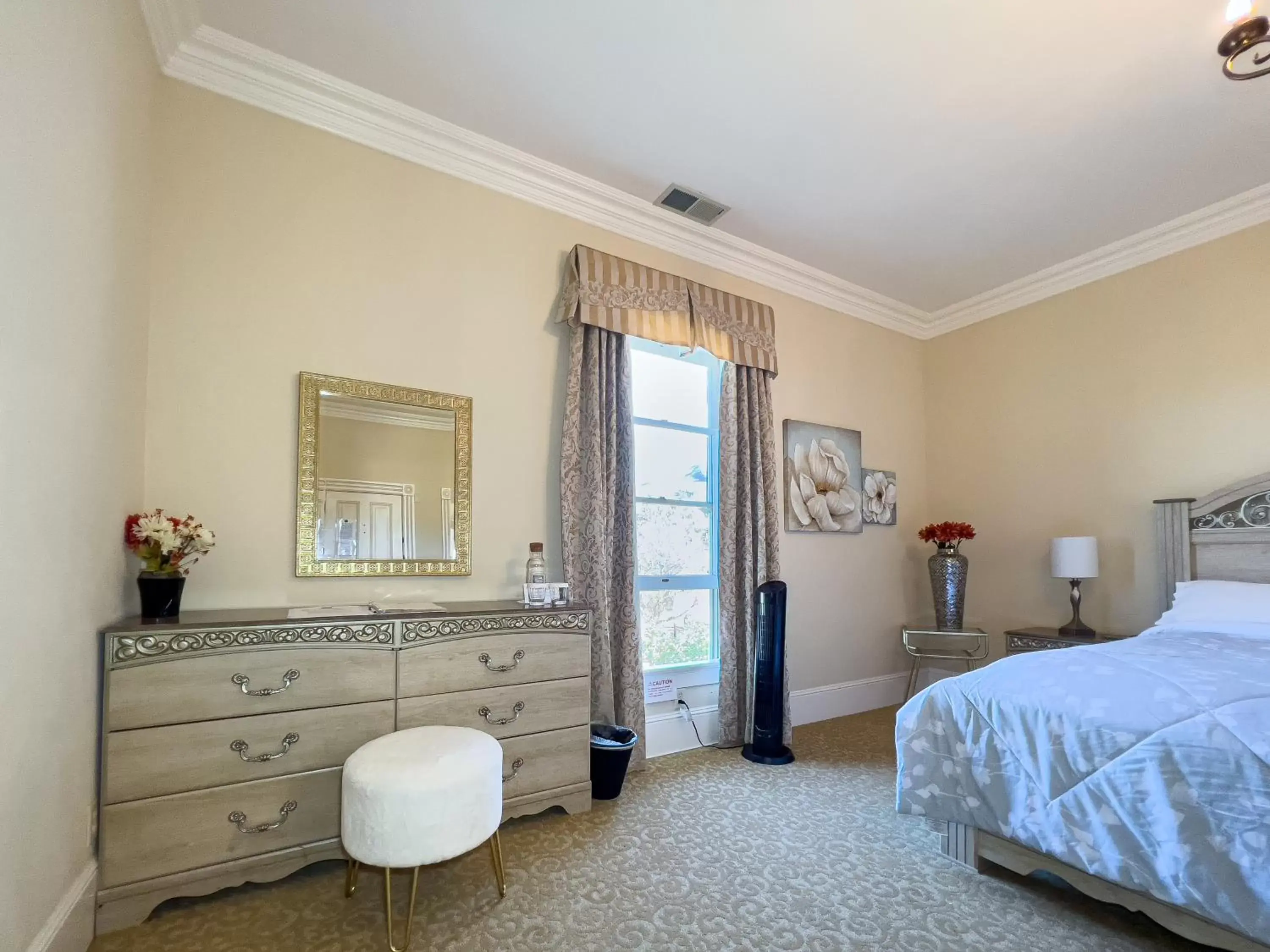 Bedroom, Bathroom in Chateau Coralini