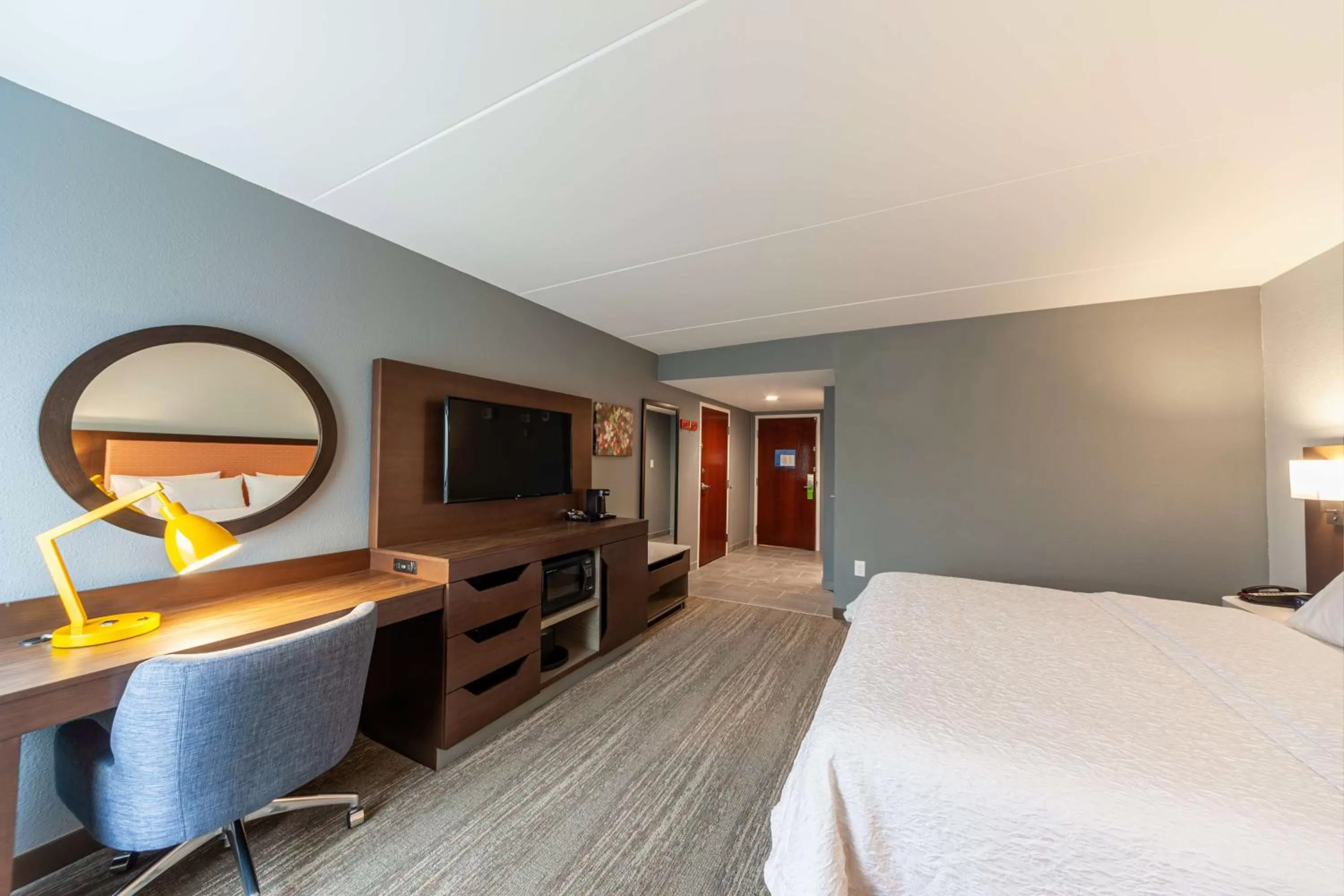 Bedroom, Bed in Hampton Inn Winchester