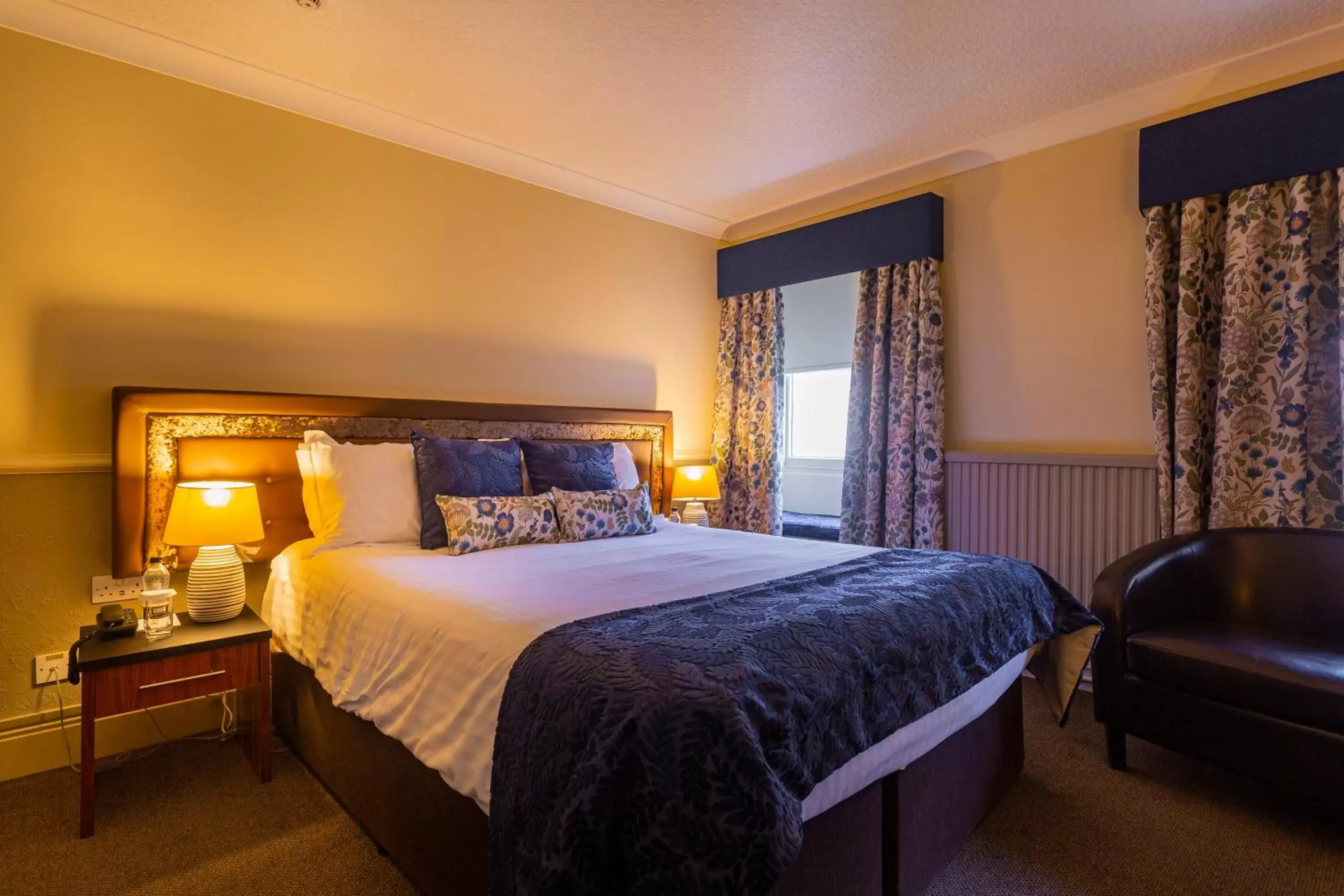 Bedroom, Bed in The White Hart Hotel, Boston, Lincolnshire