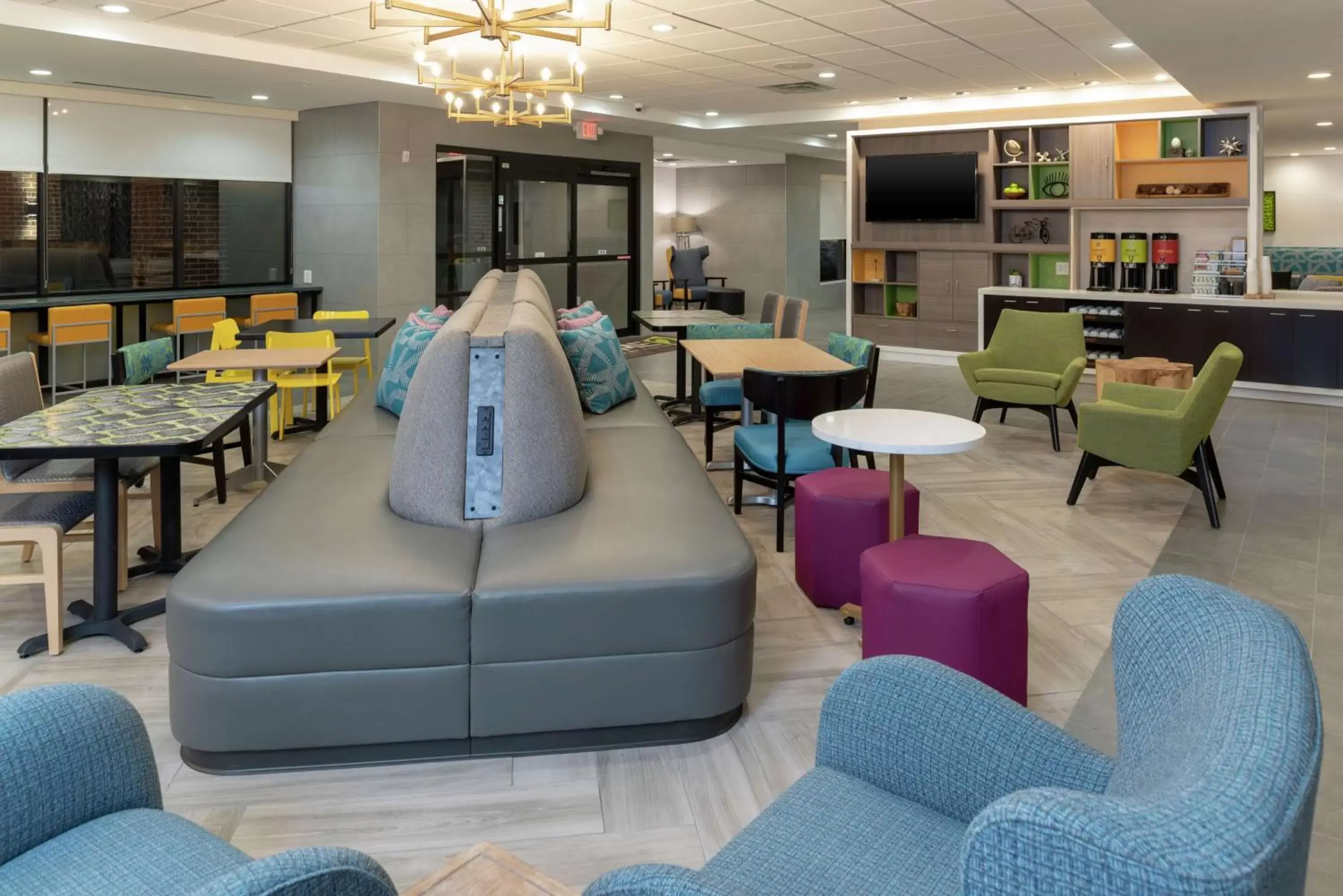 Lobby or reception, Lounge/Bar in Home2 Suites By Hilton Indianapolis Airport