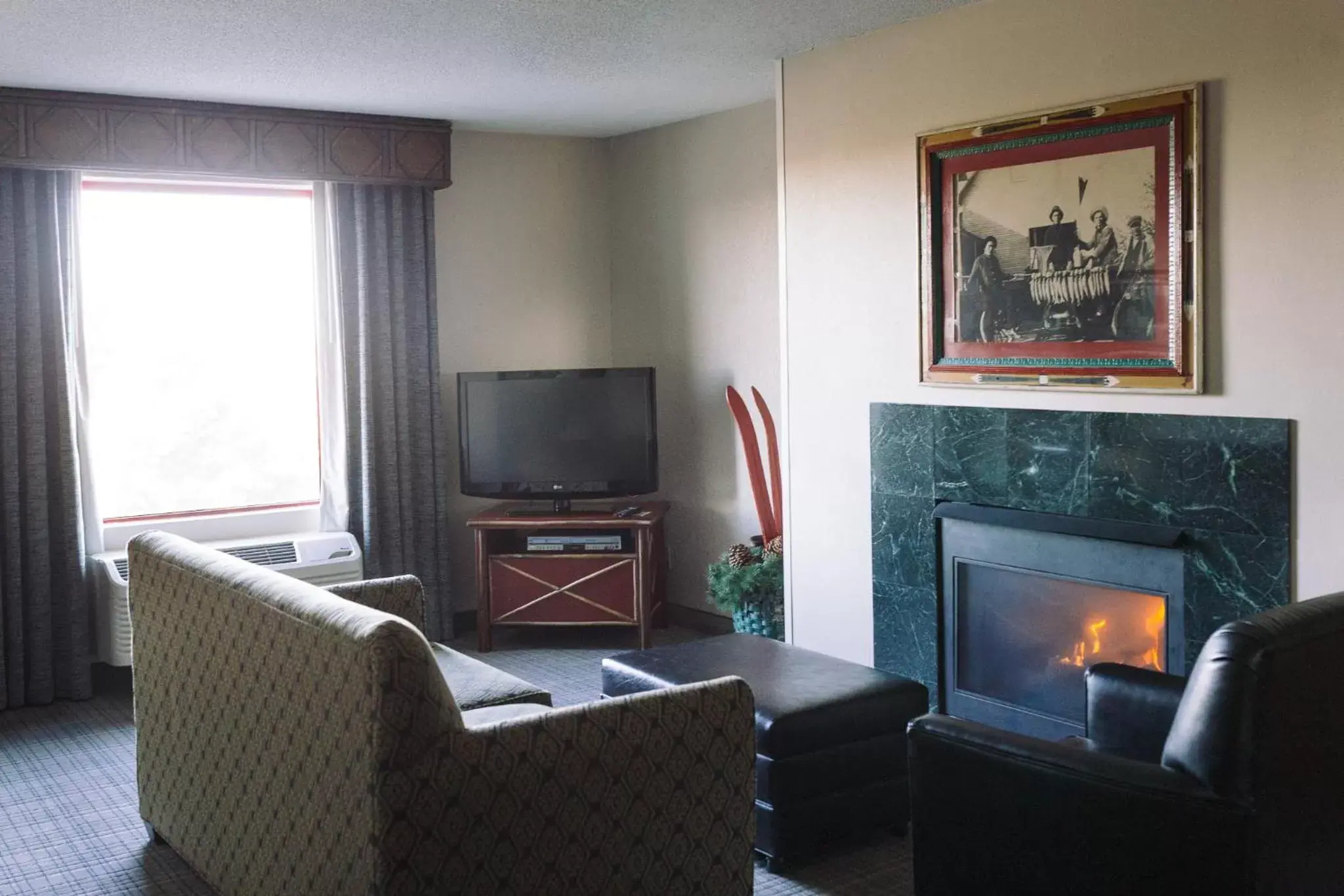 Living room, TV/Entertainment Center in Wildwood Lodge & Suites