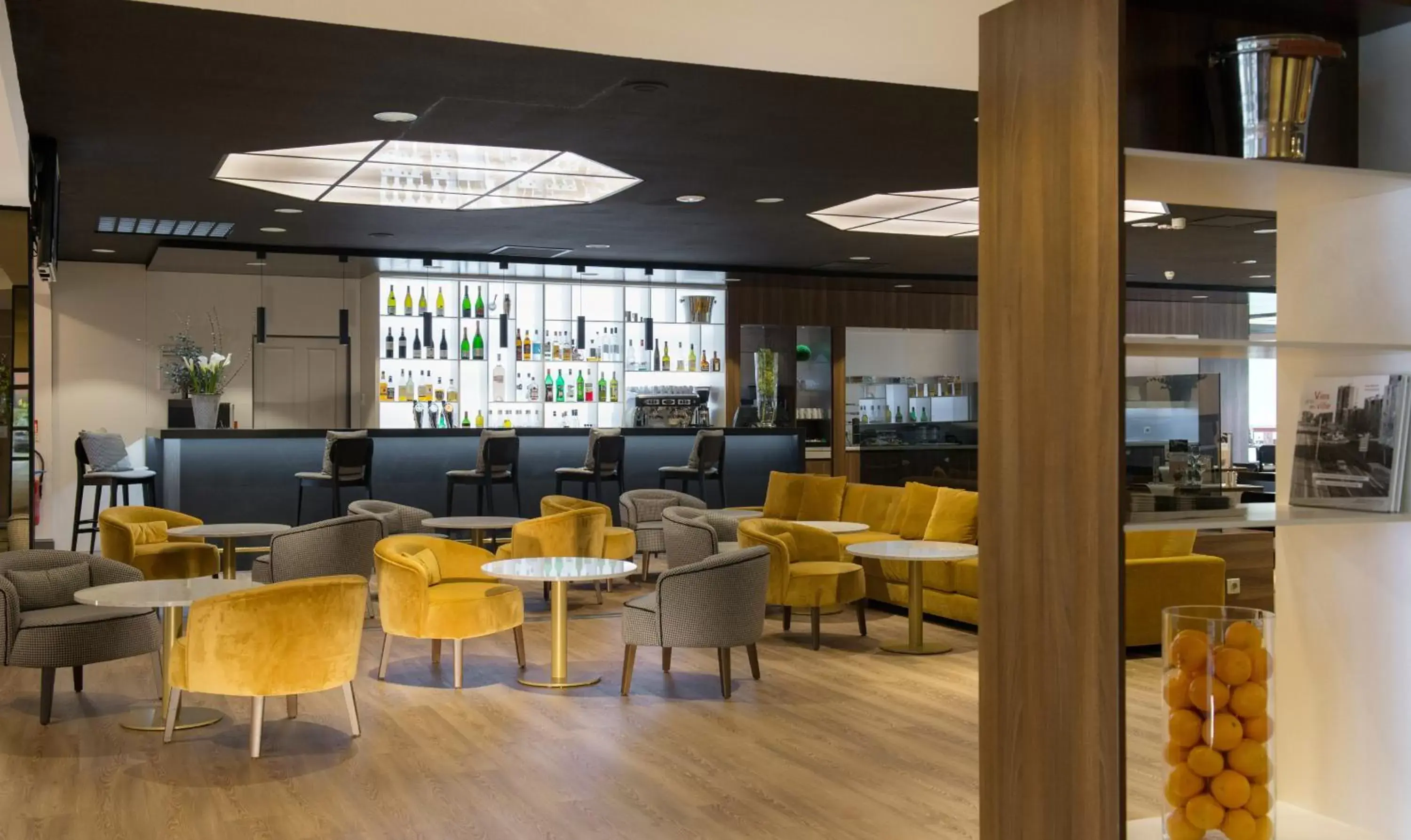 Lounge or bar, Lounge/Bar in Mercure Caen Cote De Nacre