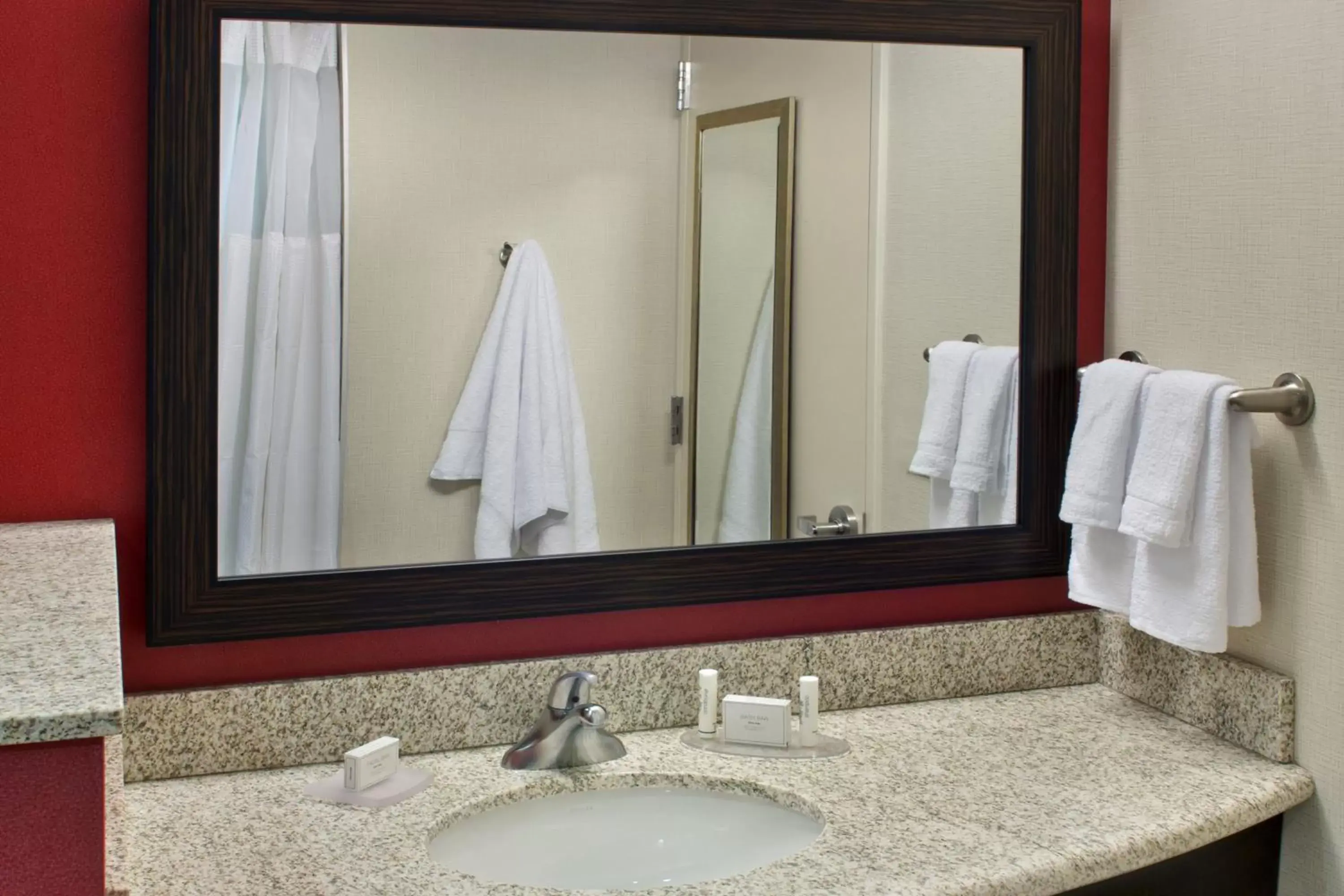 Bathroom in Courtyard by Marriott Washington, D.C./Foggy Bottom