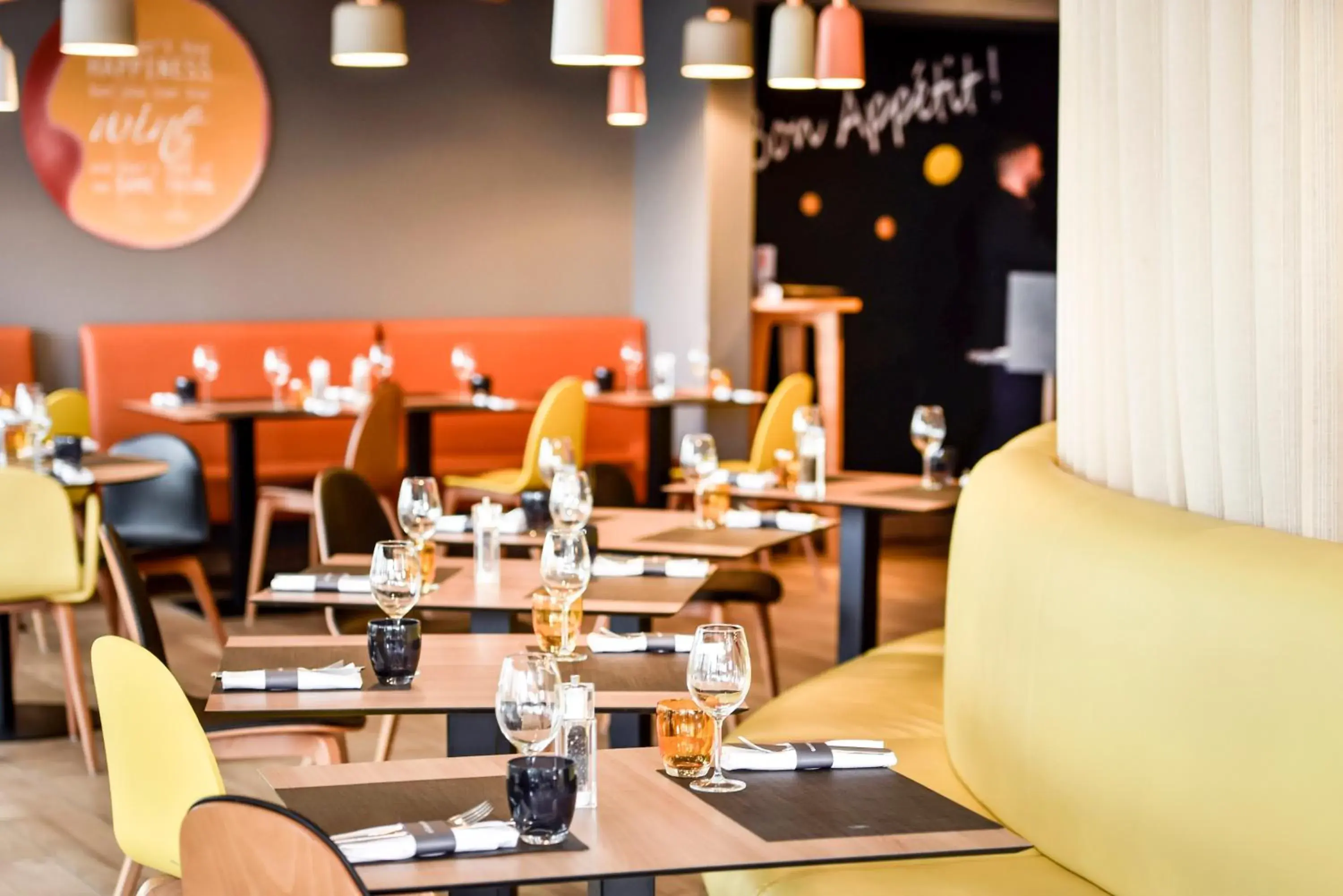 Lounge or bar, Restaurant/Places to Eat in Novotel Bordeaux Lac