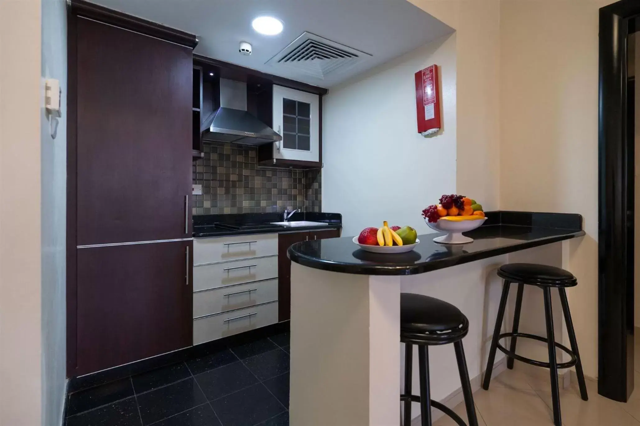 Kitchen or kitchenette, Kitchen/Kitchenette in Royal Beach Hotel & Resort