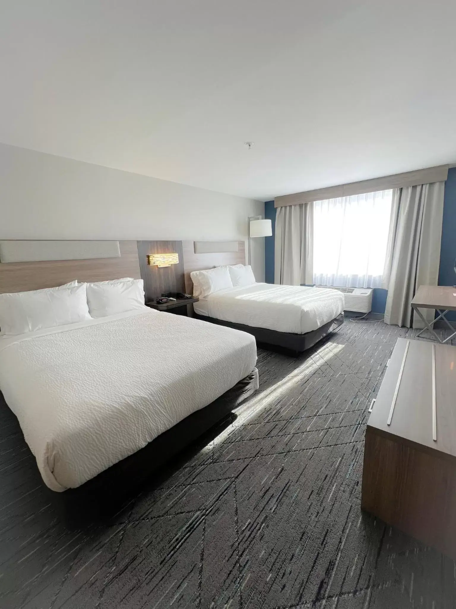 Photo of the whole room, Bed in Holiday Inn Express Federal Way - Seattle South, an IHG Hotel