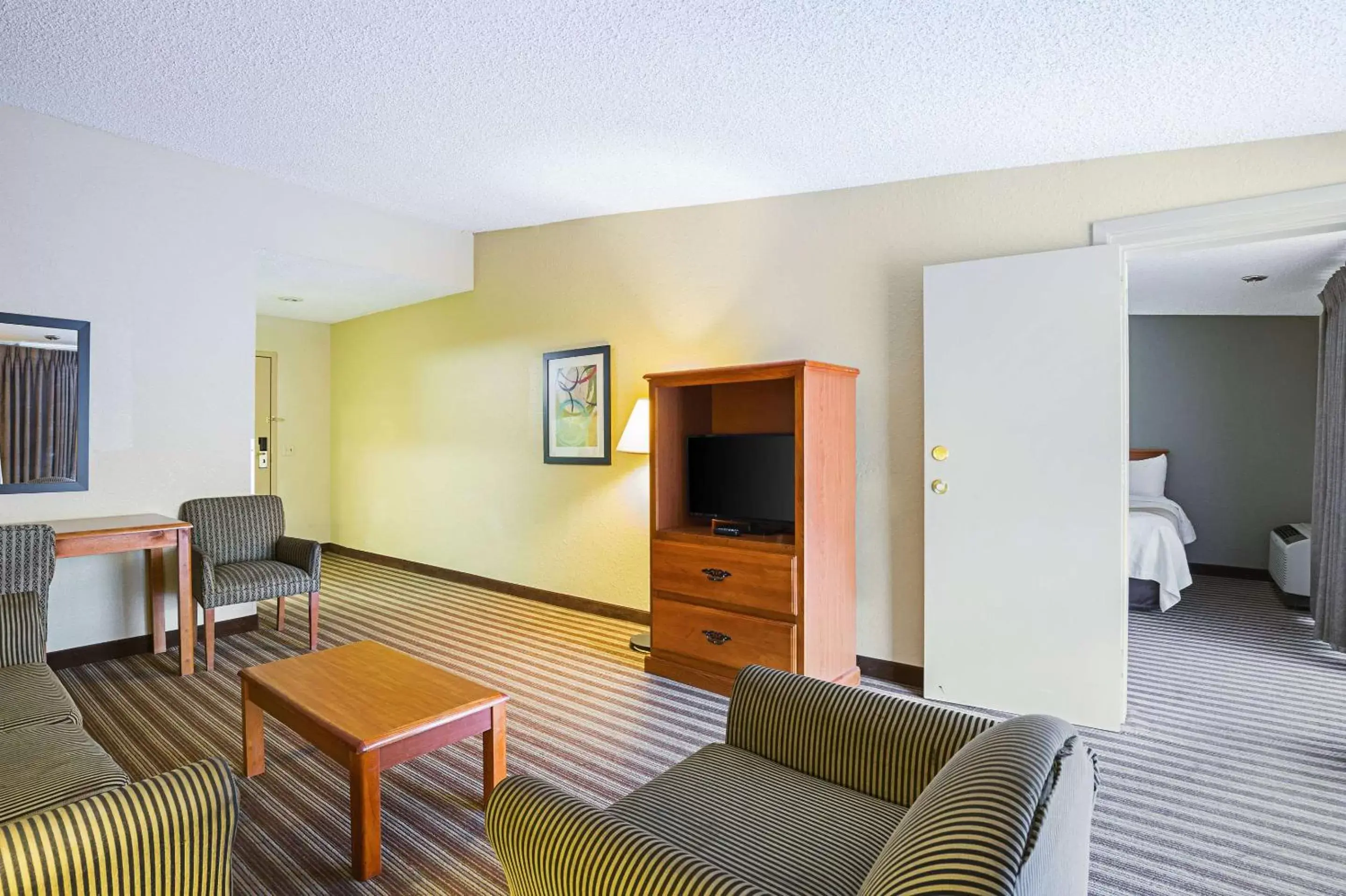 Photo of the whole room, Seating Area in Quality Inn & Suites NRG Park - Medical Center
