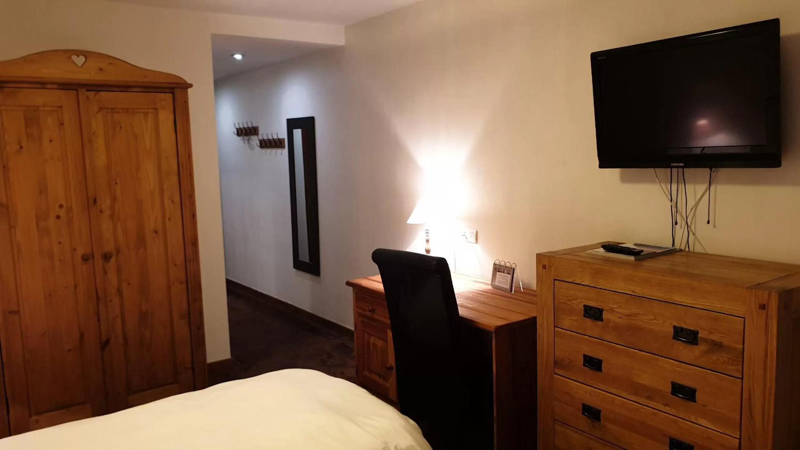 Photo of the whole room, Bed in Auberge de Savoie