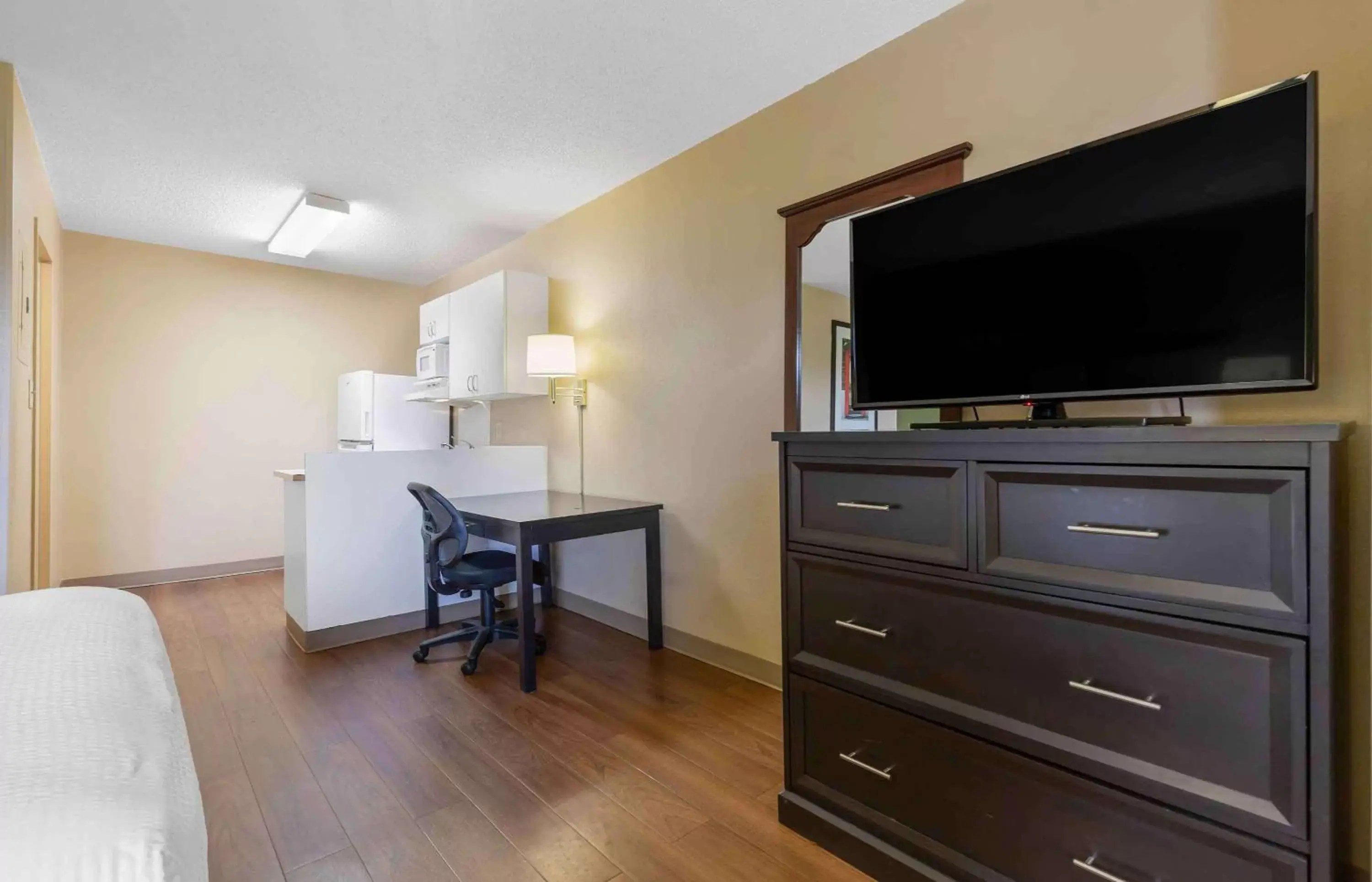 Bedroom, TV/Entertainment Center in Extended Stay America Suites - Columbia - Ft Jackson