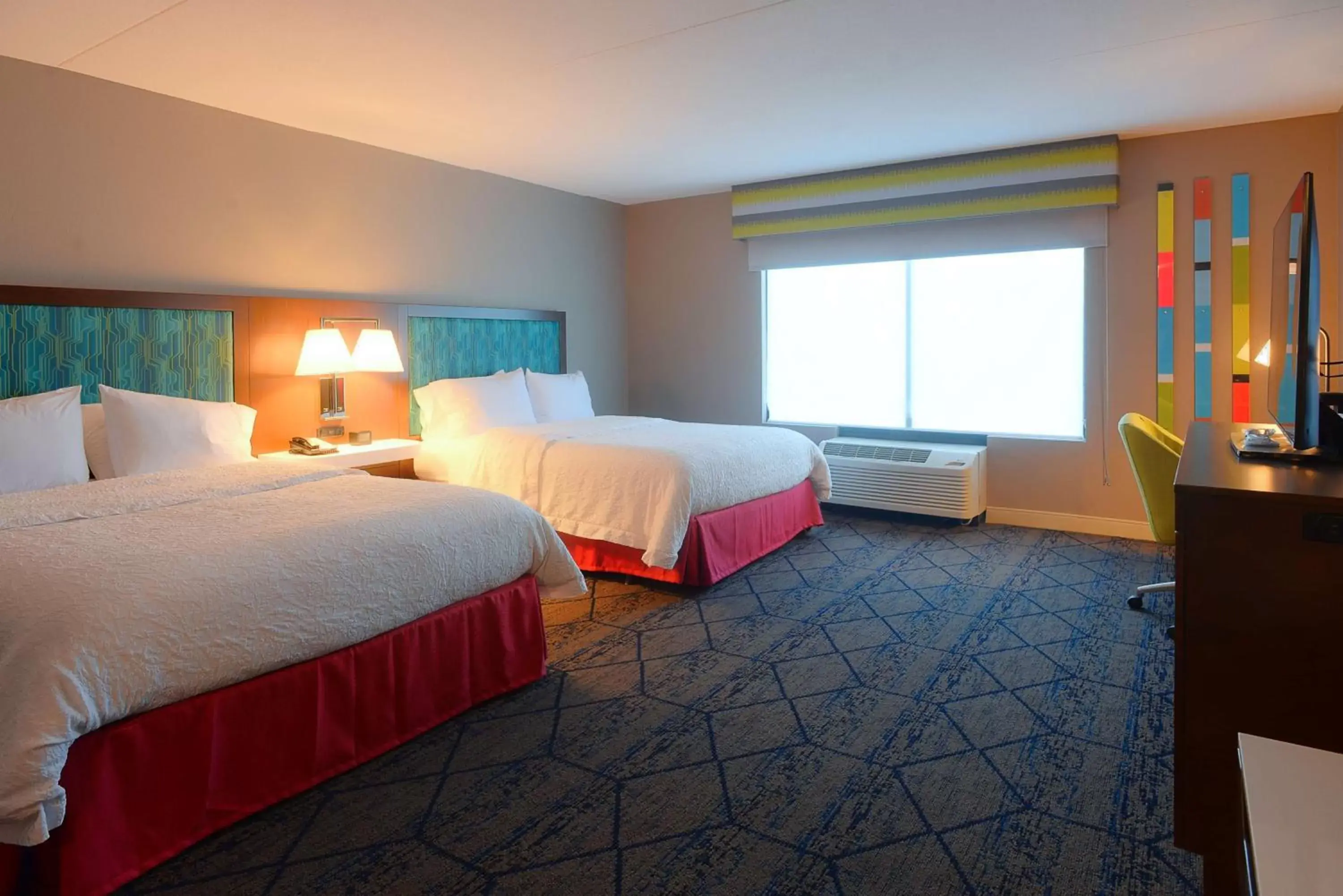Bed in Hampton Inn & Suites Atlanta-Six Flags