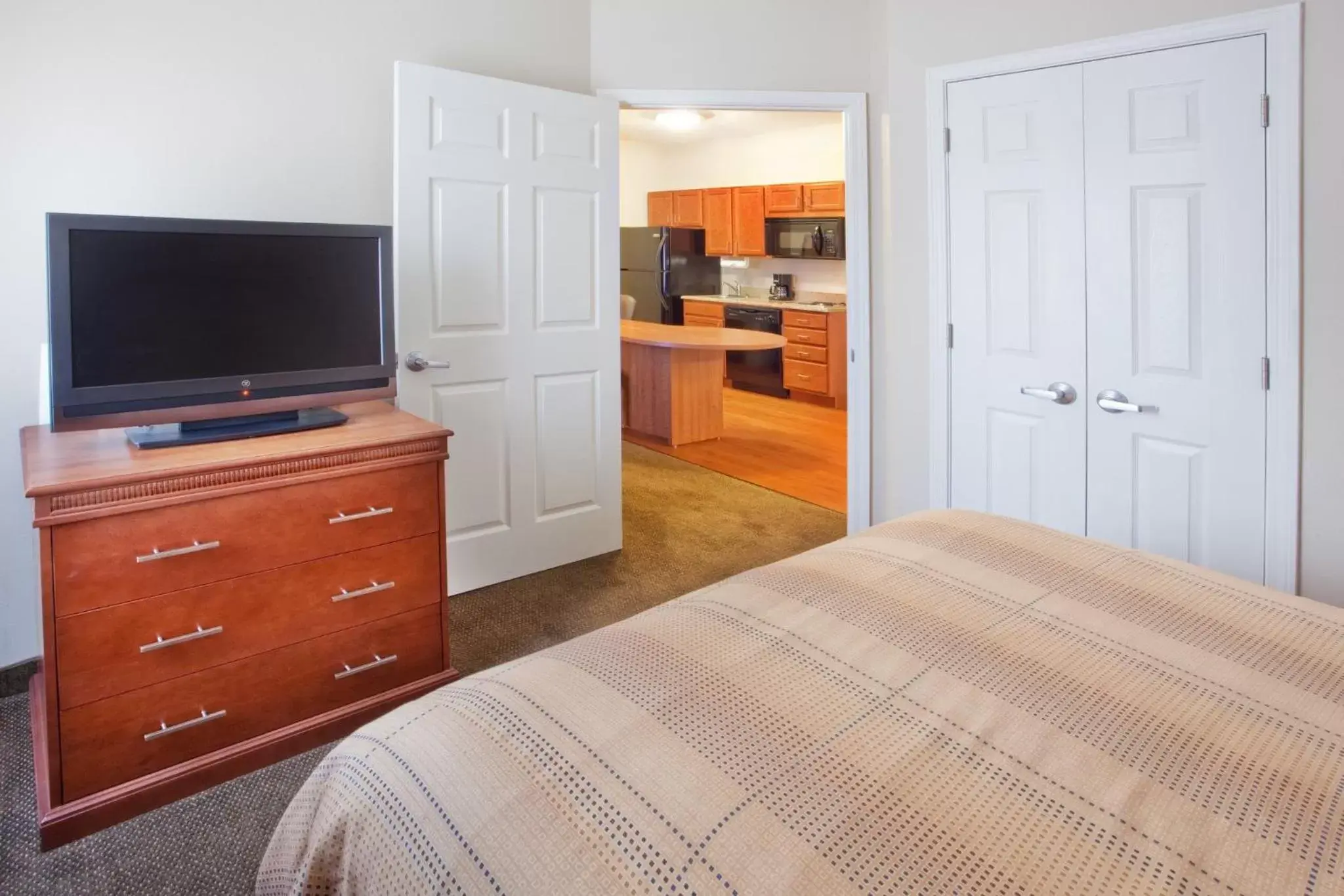 Photo of the whole room, TV/Entertainment Center in Candlewood Suites-Augusta, an IHG Hotel