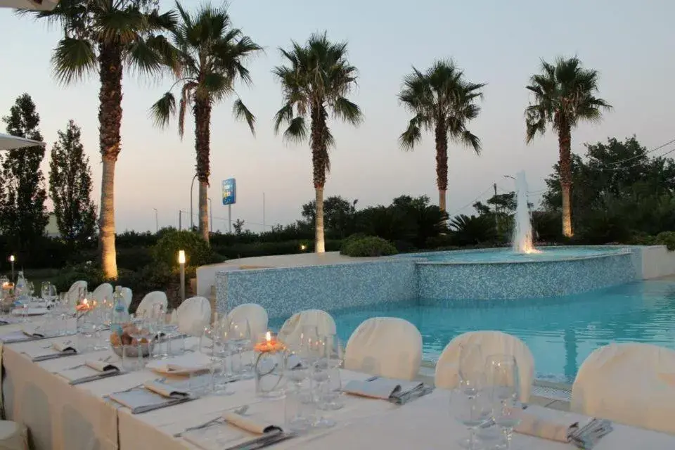 Restaurant/places to eat, Swimming Pool in Hotel Altamira