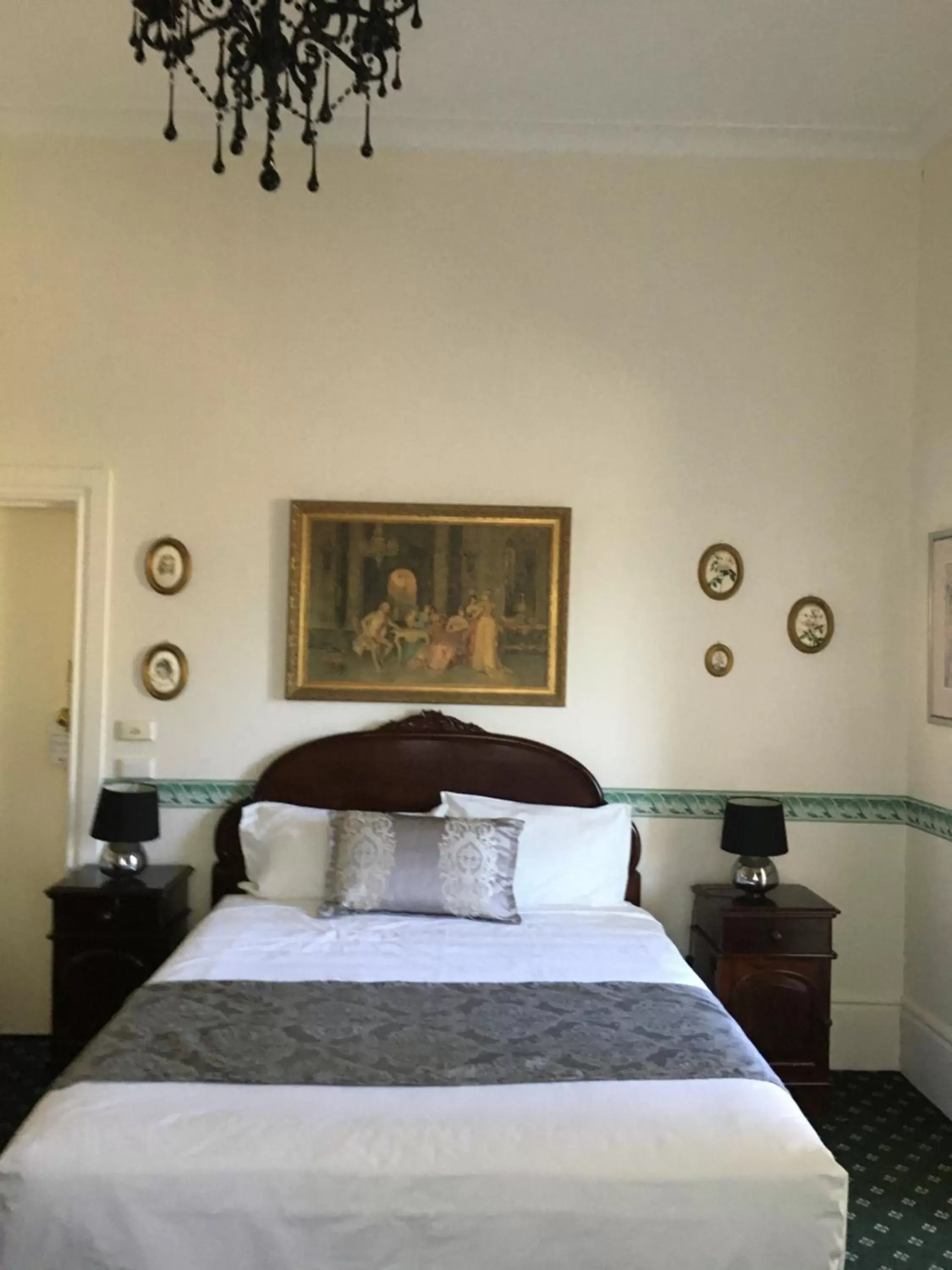 Bed in Toorak Manor Hotel