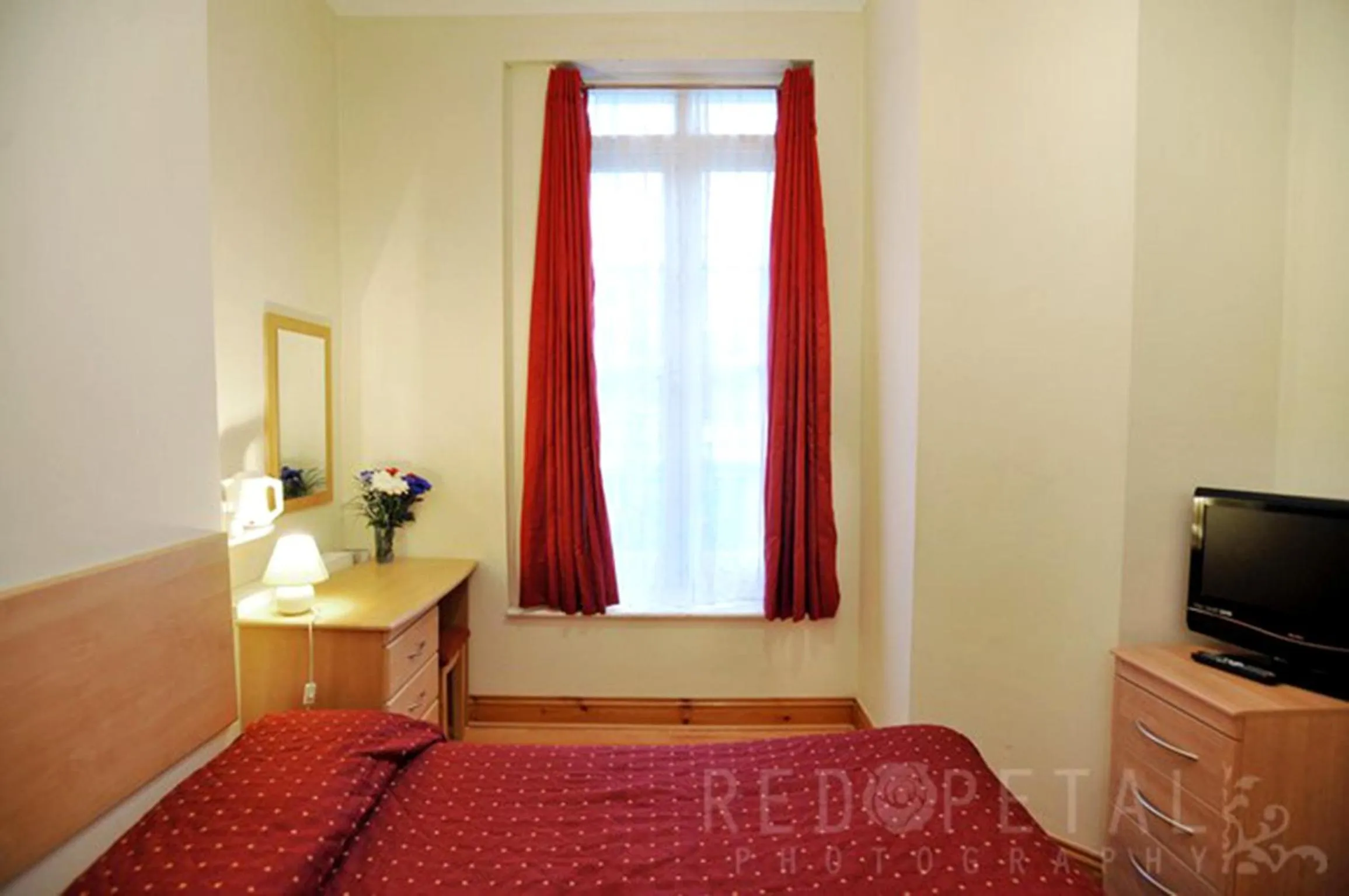 Photo of the whole room, Bed in Elmwood Hotel