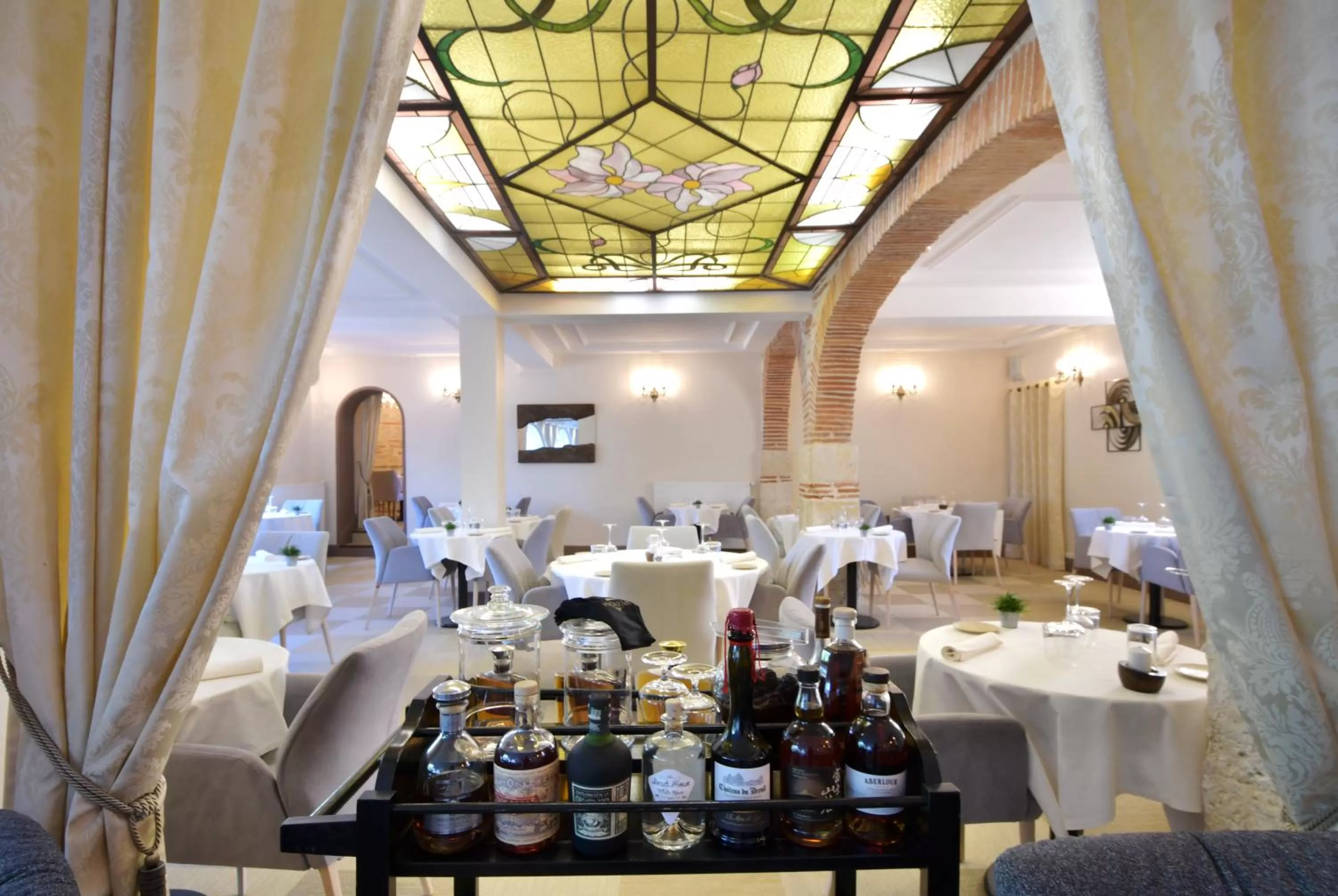 Lounge or bar in Logis Hotels - Château Saint Marcel