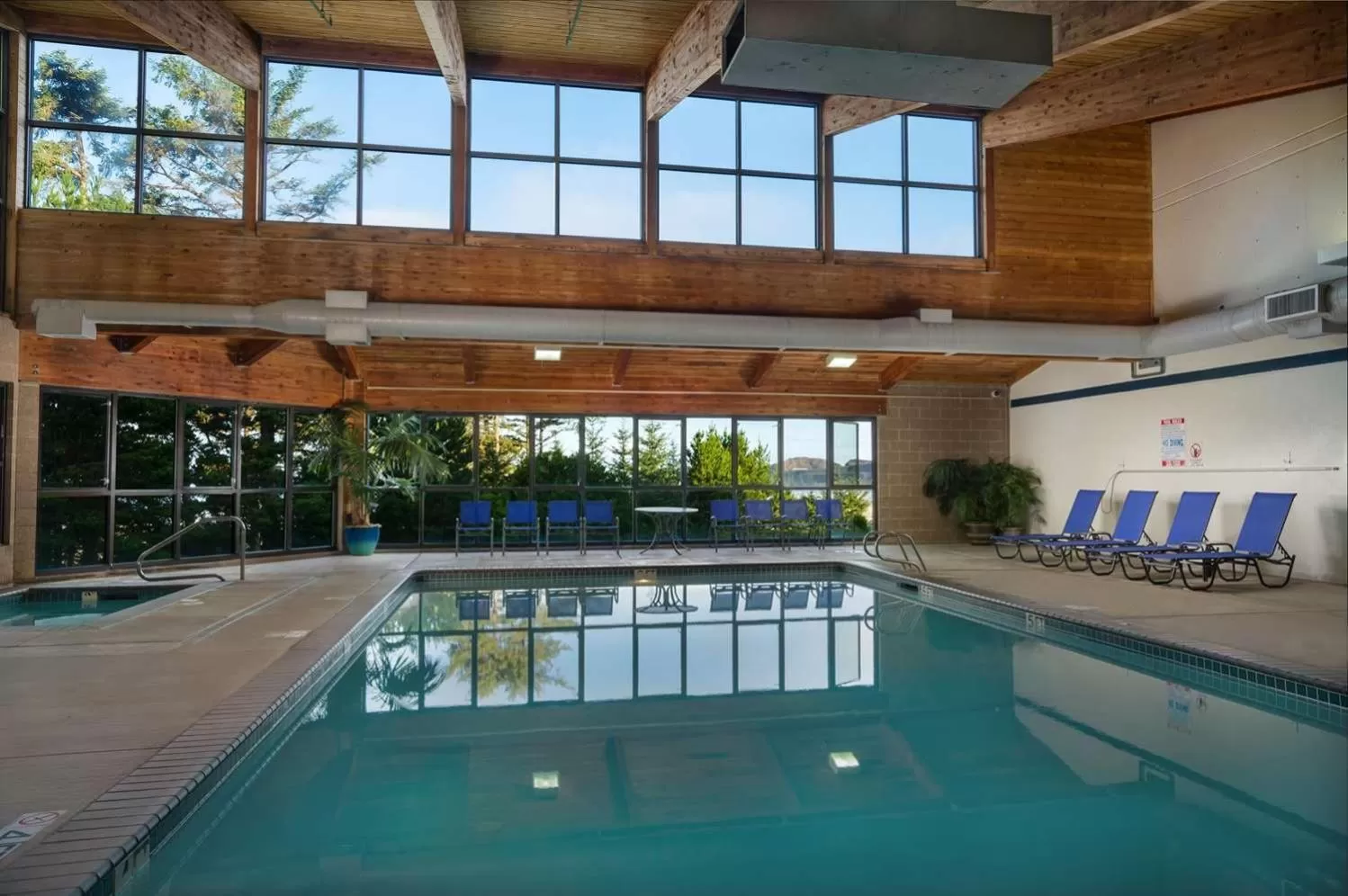 Swimming pool in Best Western Plus Agate Beach Inn