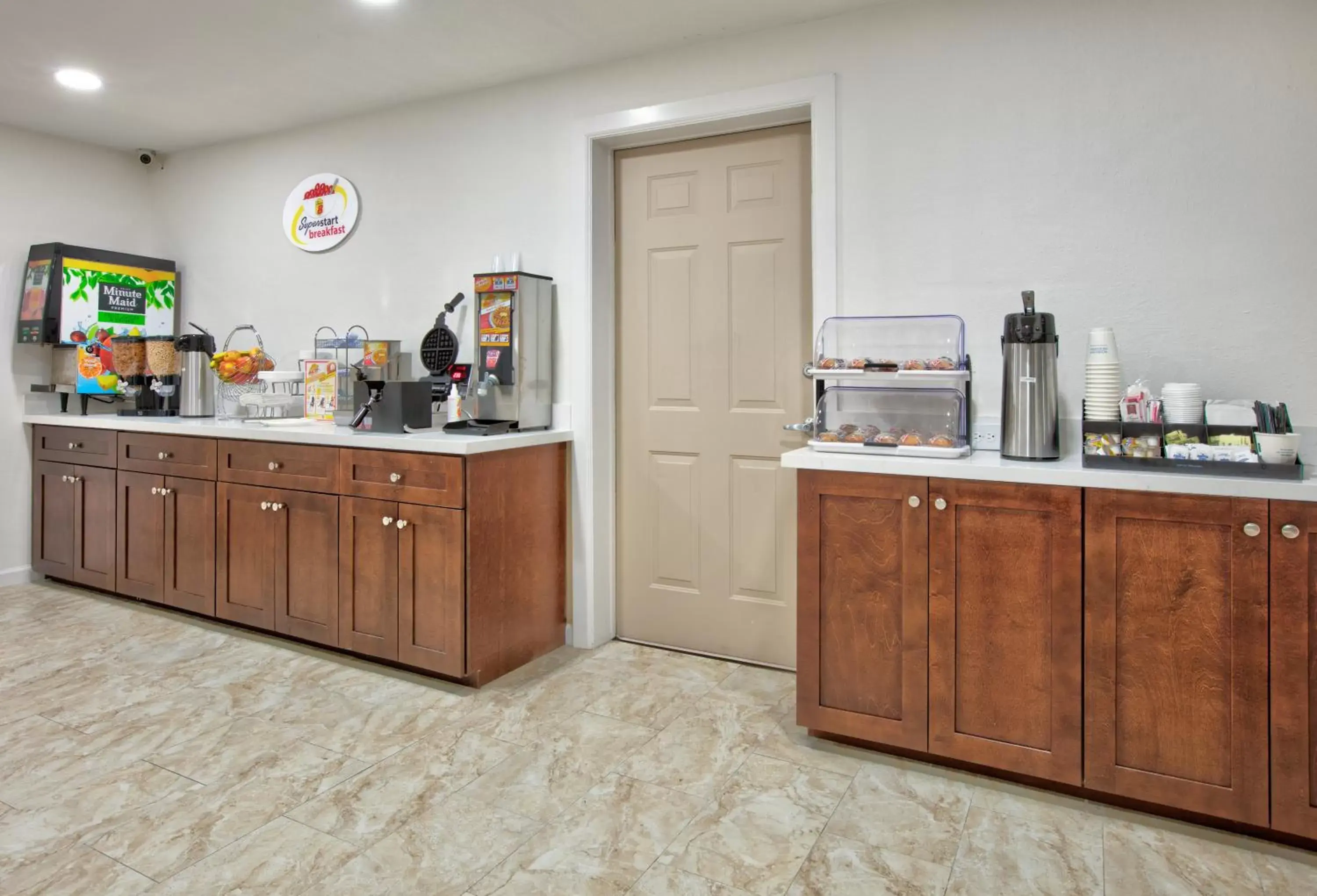 Coffee/tea facilities, Kitchen/Kitchenette in Super 8 by Wyndham Victoria - South - Hwy 59