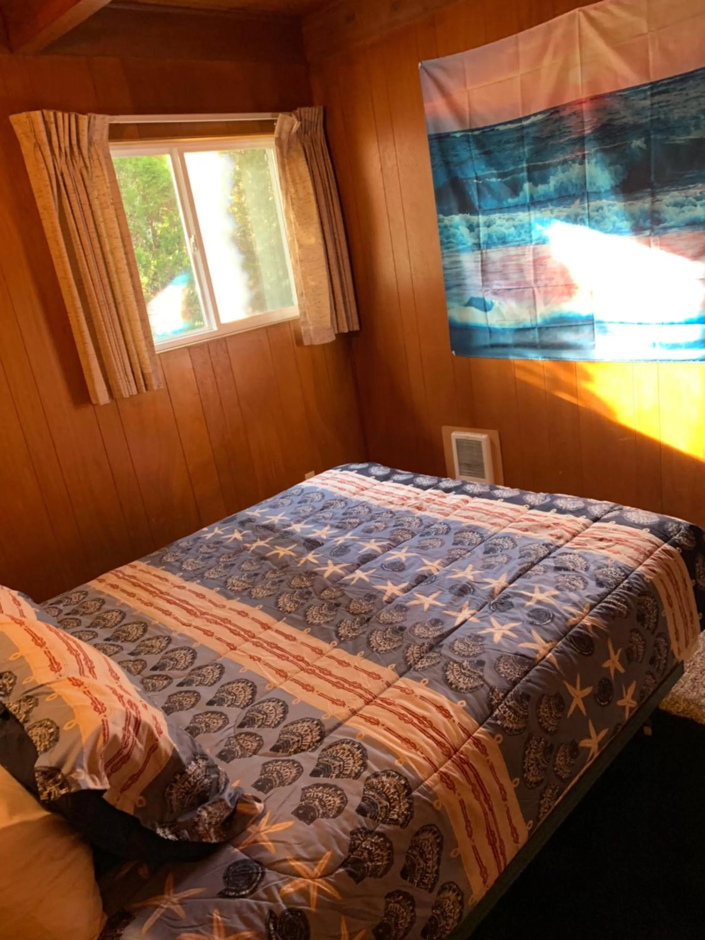 Bed in Curley's Resort & Dive Center