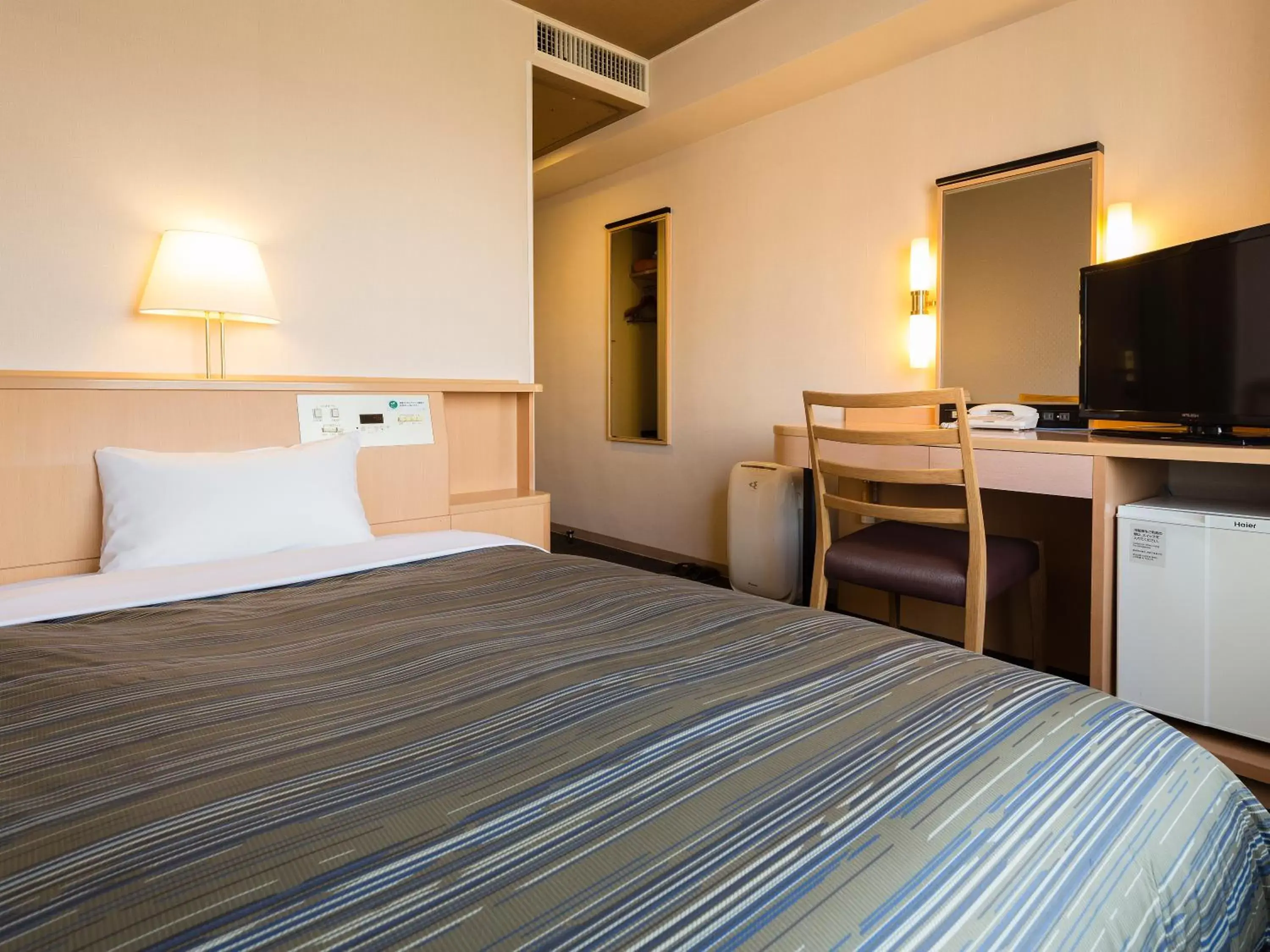 Photo of the whole room, Bed in Himeji Castle Grandvrio Hotel