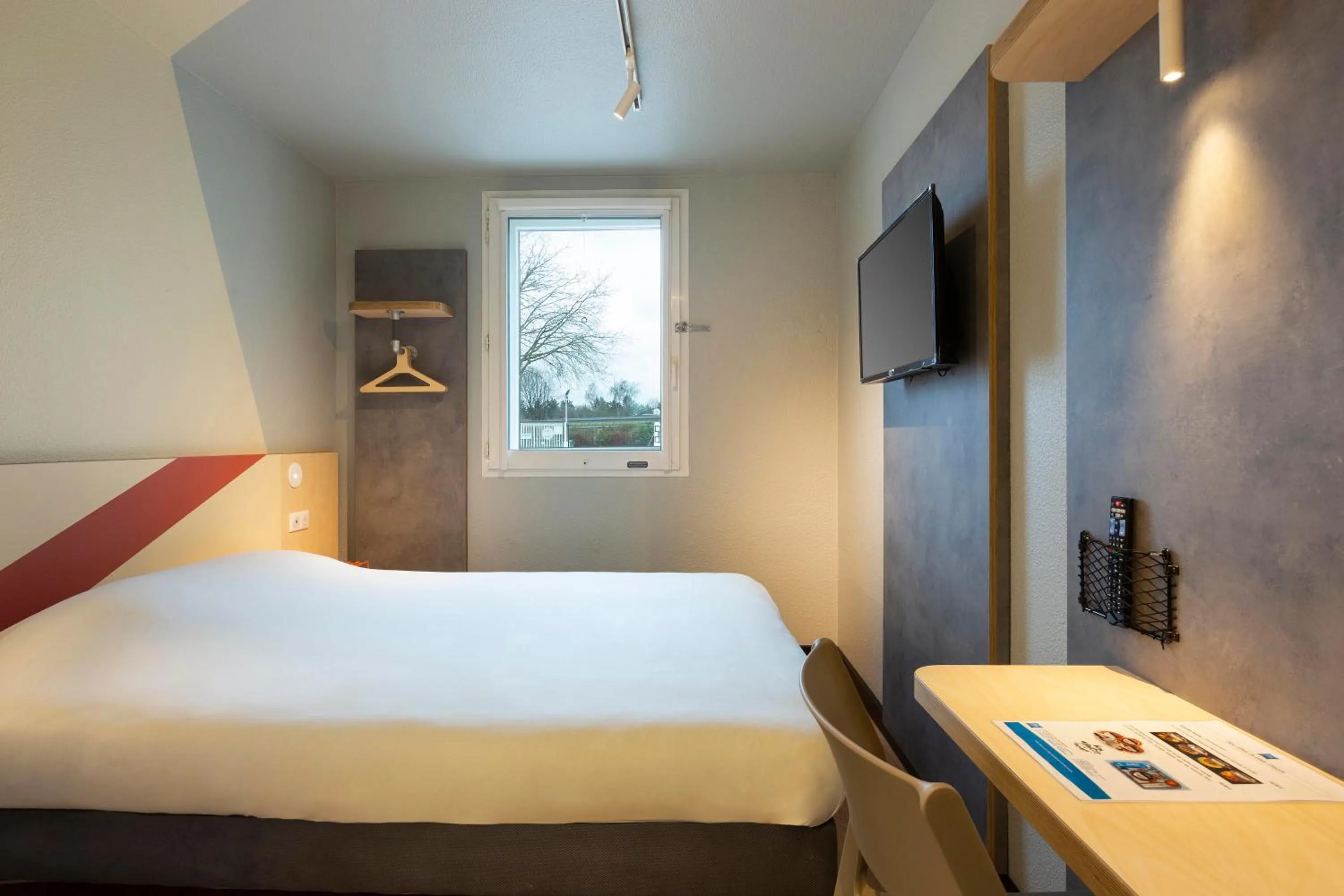 Photo of the whole room, Bed in ibis budget Antony Massy rénové 2024