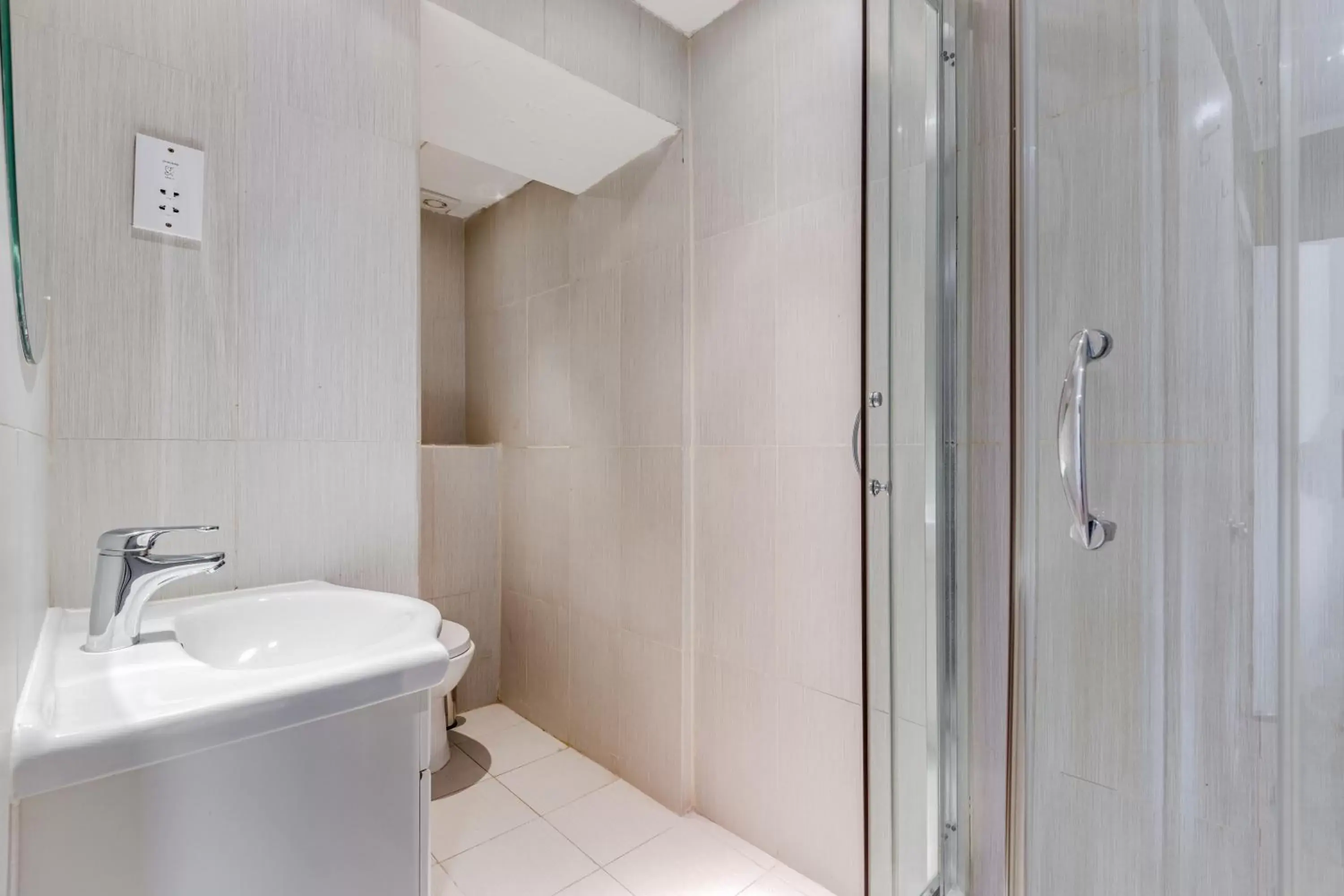 Shower, Bathroom in 1 Lexham Gardens Hotel