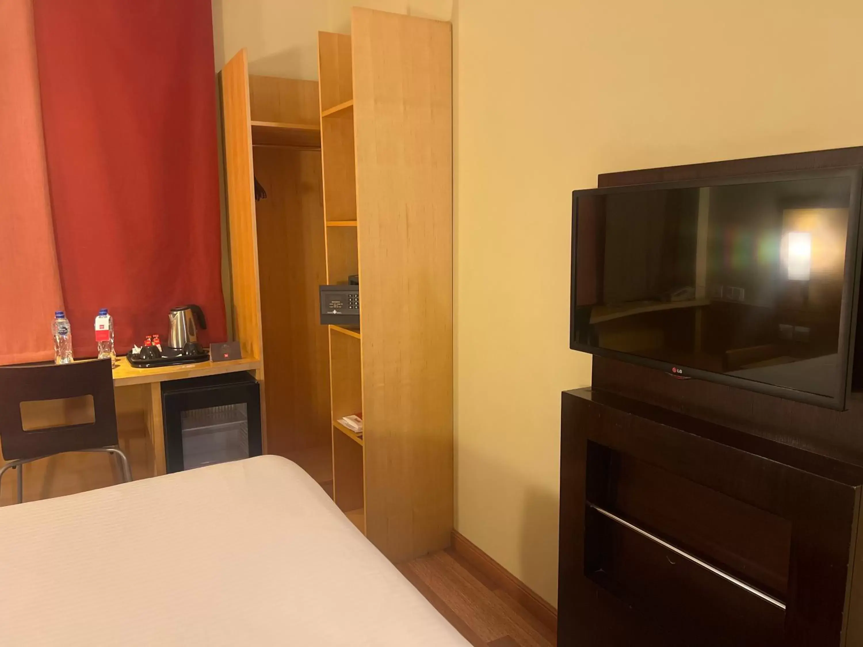 TV and multimedia, TV/Entertainment Center in Ibis Yanbu