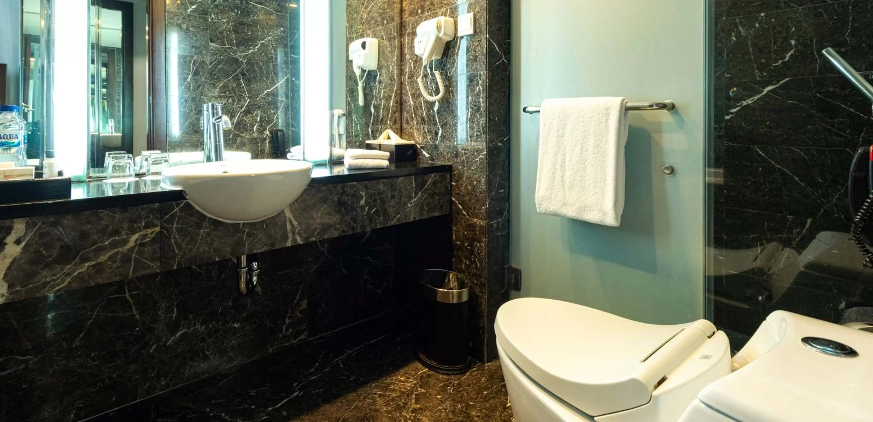 Shower in Cambridge Hotel Medan