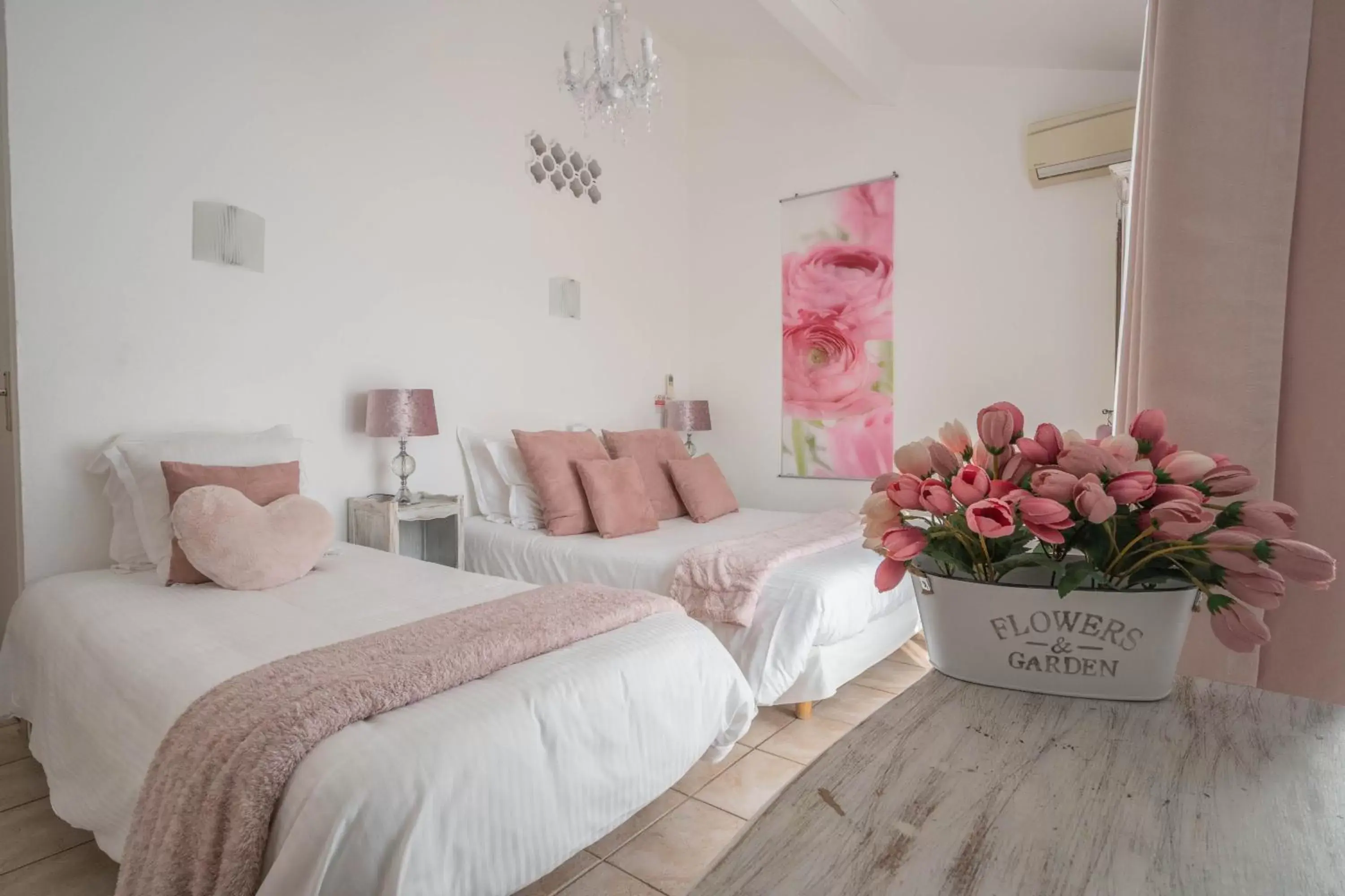 Triple Room in Hôtel Le Méditerranée Triple Room in Hôtel Le Méditerranée